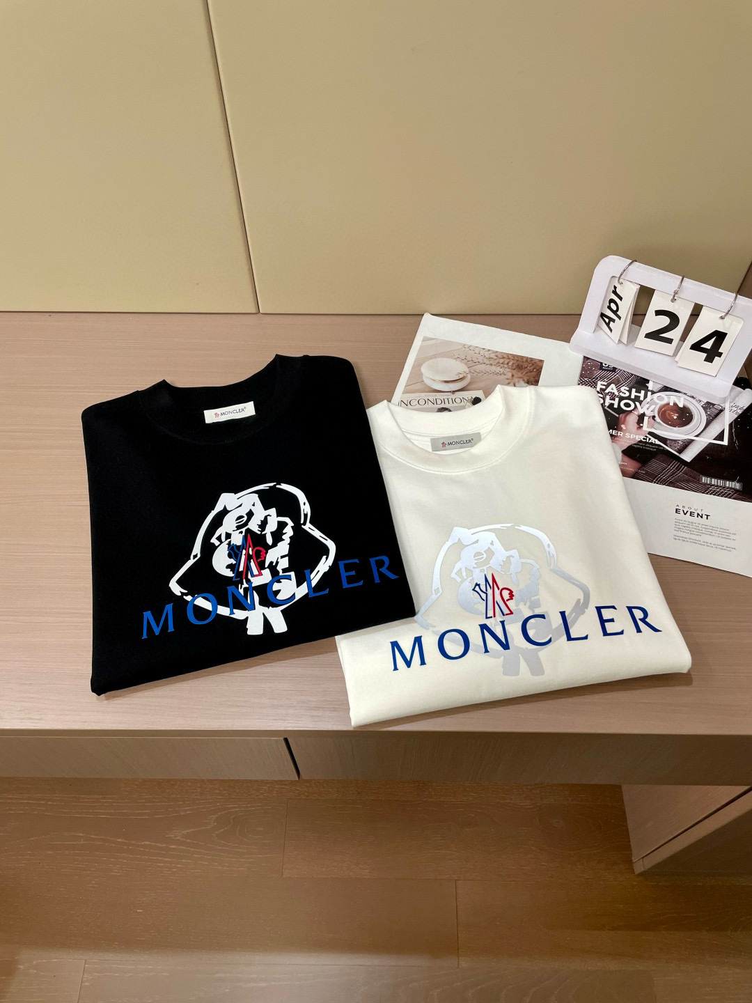 
蒙口
2025春夏款/官网同步
面料采用重磅纯棉精梳棉面料，OS宽松版型，上身版型超正！日常百搭，衣橱