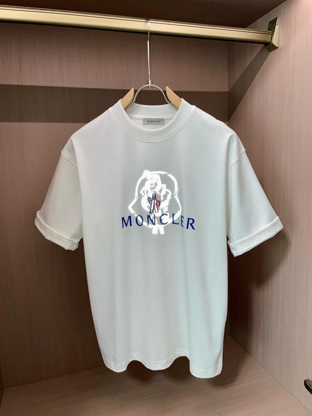 
蒙口
2025春夏款/官网同步
面料采用重磅纯棉精梳棉面料，OS宽松版型，上身版型超正！日常百搭，衣橱