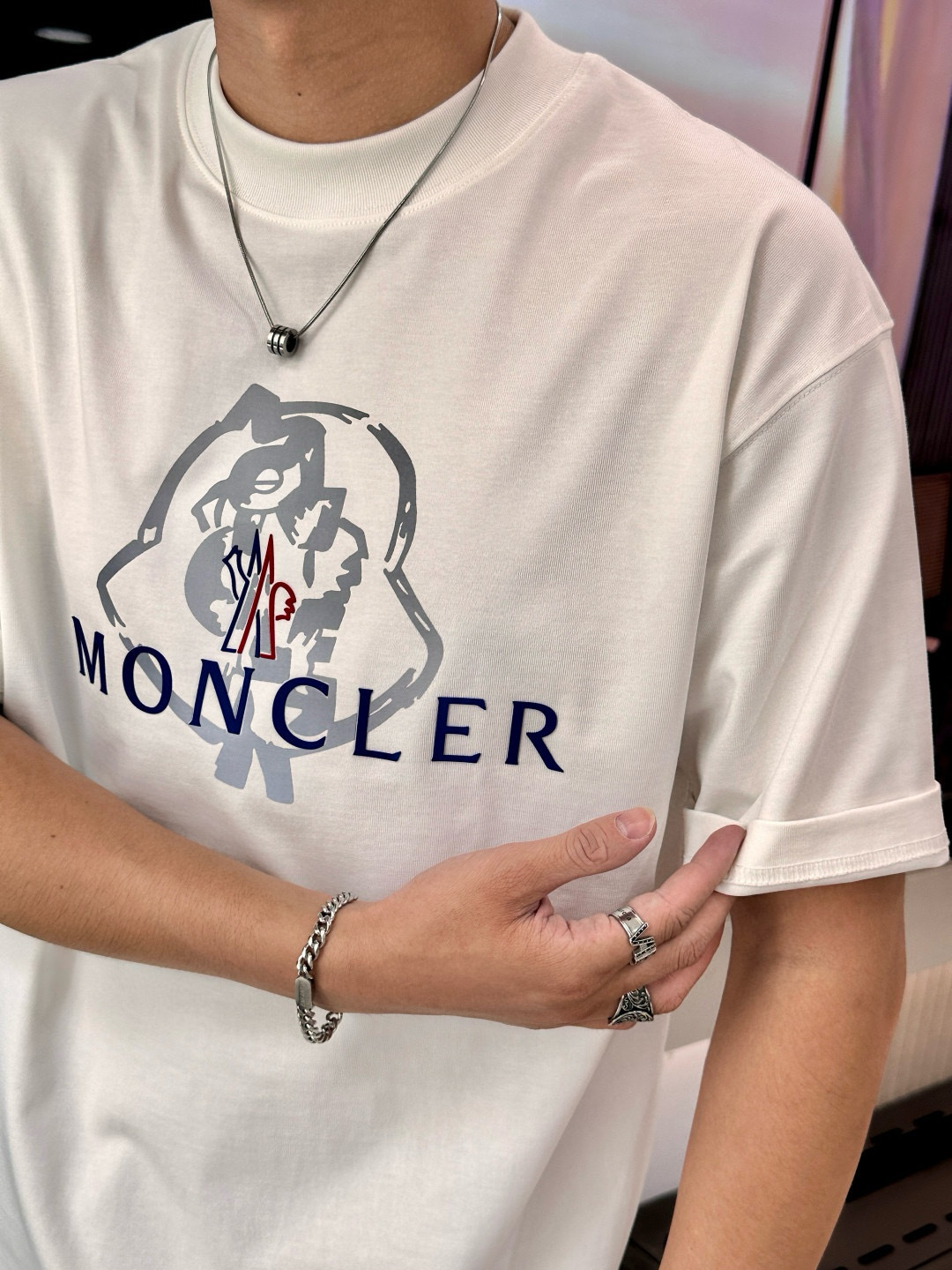 
蒙口
2025春夏款/官网同步
面料采用重磅纯棉精梳棉面料，OS宽松版型，上身版型超正！日常百搭，衣橱