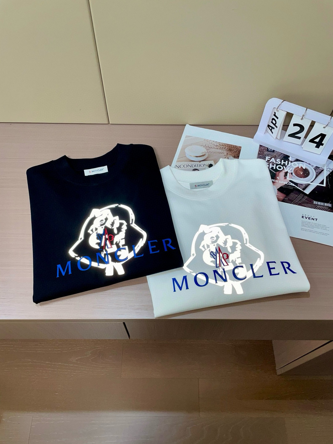 
蒙口
2025春夏款/官网同步
面料采用重磅纯棉精梳棉面料，OS宽松版型，上身版型超正！日常百搭，衣橱