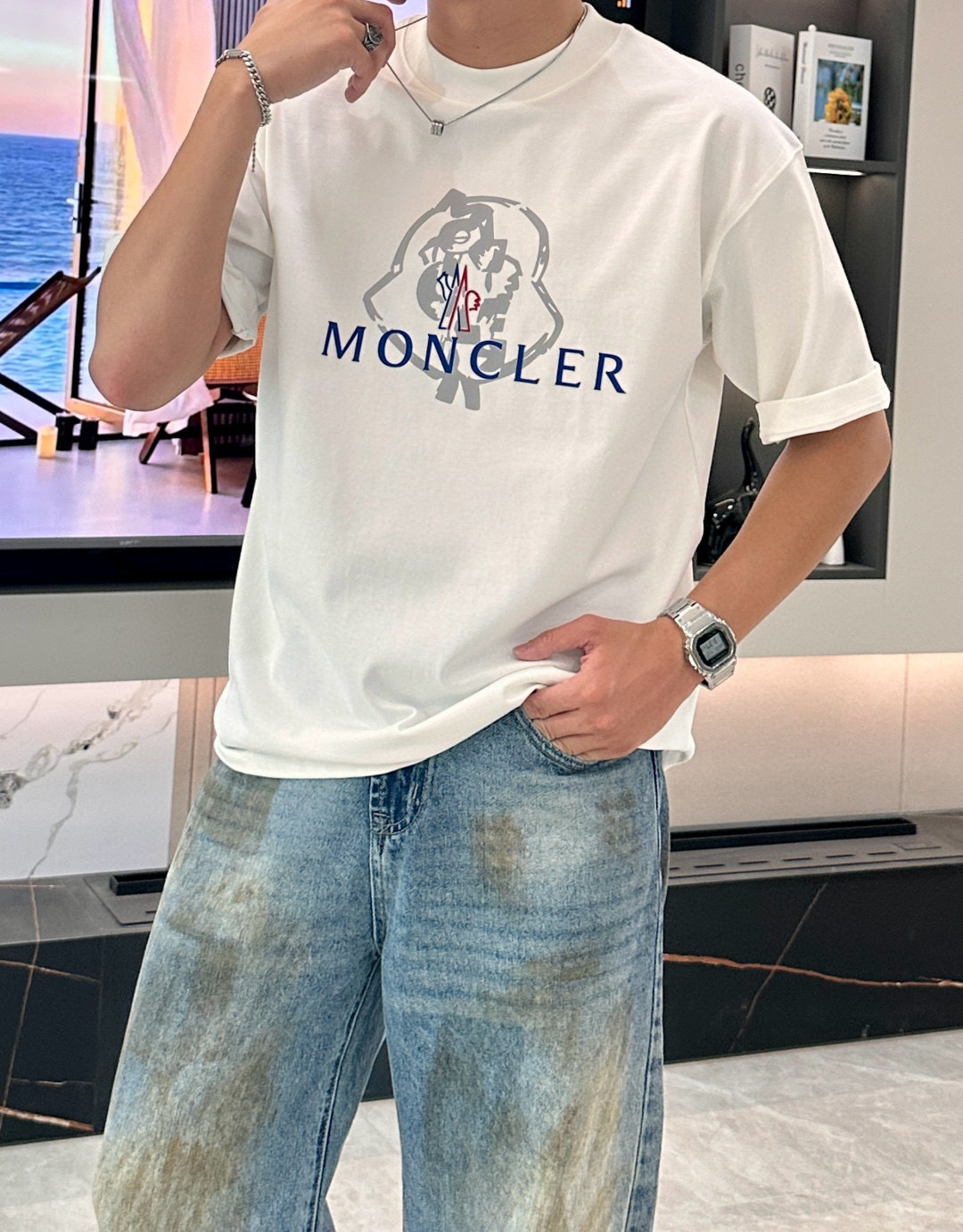 
蒙口
2025春夏款/官网同步
面料采用重磅纯棉精梳棉面料，OS宽松版型，上身版型超正！日常百搭，衣橱