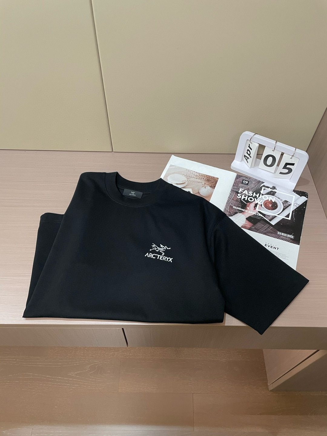 
始祖鸟 
2025春夏款/官网同步
面料采用重磅纯棉精梳棉面料，OS宽松版型，上身版型超正！日常百搭，