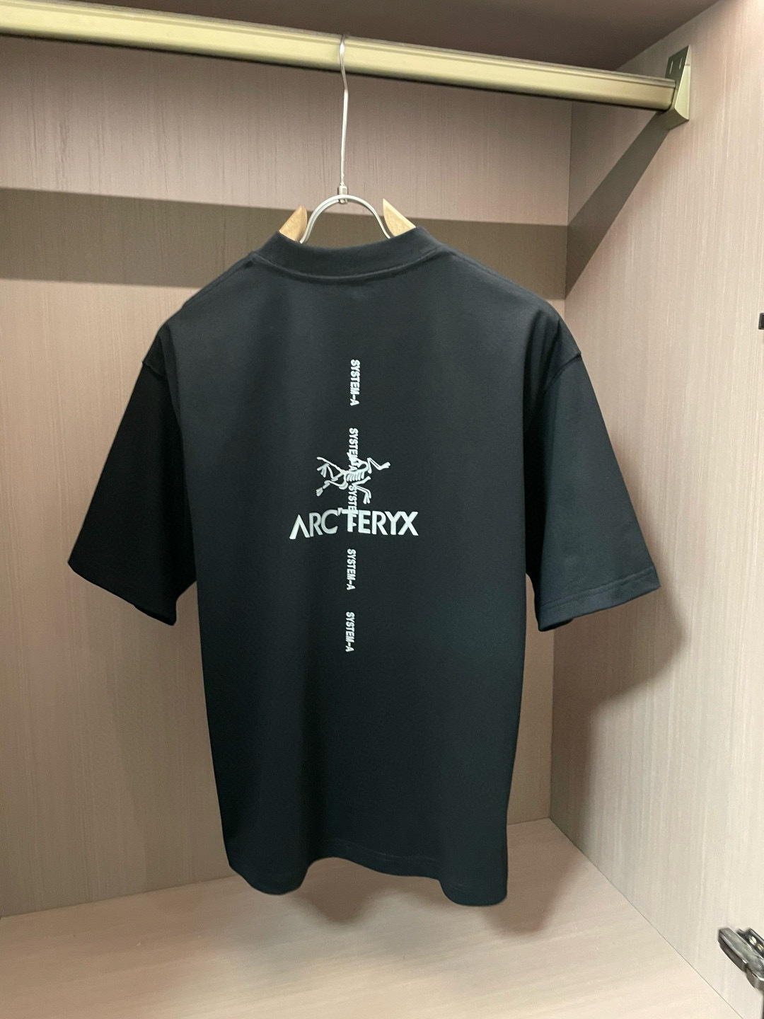 
始祖鸟 
2025春夏款/官网同步
面料采用重磅纯棉精梳棉面料，OS宽松版型，上身版型超正！日常百搭，