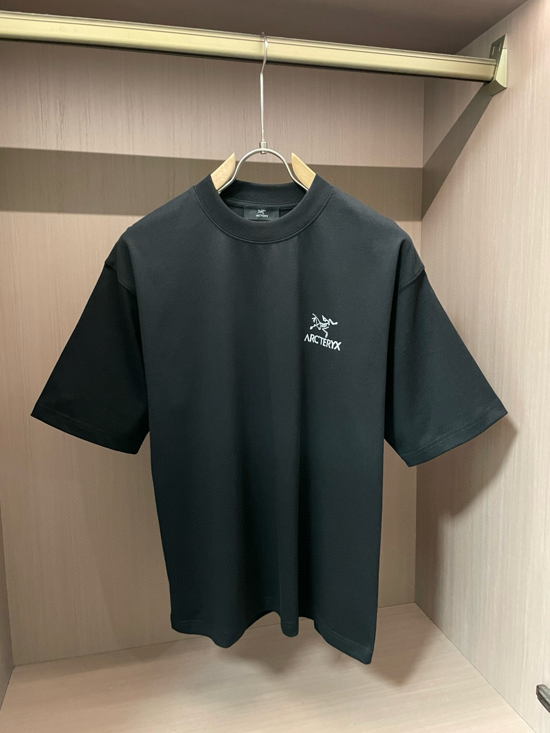 
始祖鸟 
2025春夏款/官网同步
面料采用重磅纯棉精梳棉面料，OS宽松版型，上身版型超正！日常百搭，