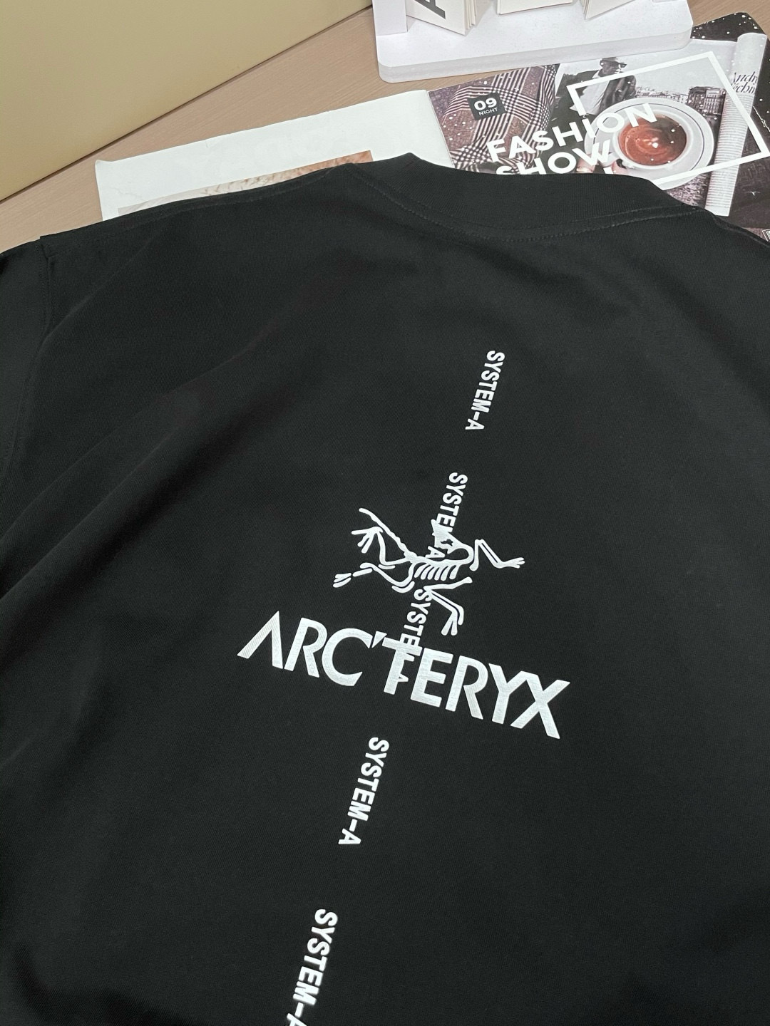 
始祖鸟 
2025春夏款/官网同步
面料采用重磅纯棉精梳棉面料，OS宽松版型，上身版型超正！日常百搭，