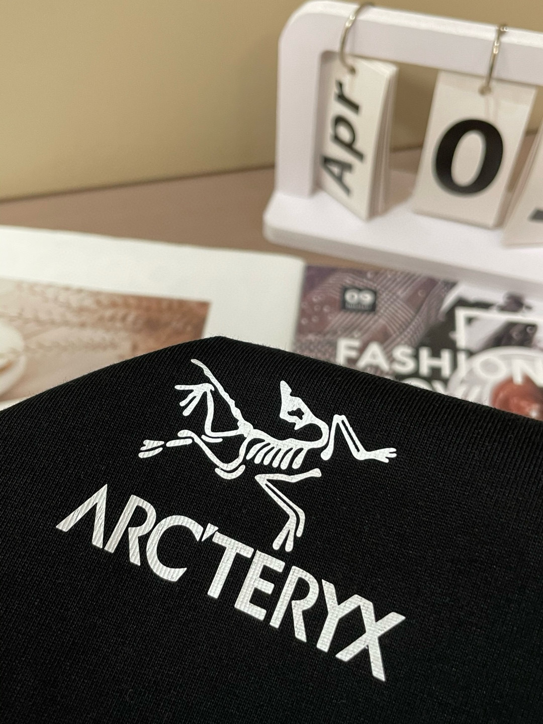 
始祖鸟 
2025春夏款/官网同步
面料采用重磅纯棉精梳棉面料，OS宽松版型，上身版型超正！日常百搭，