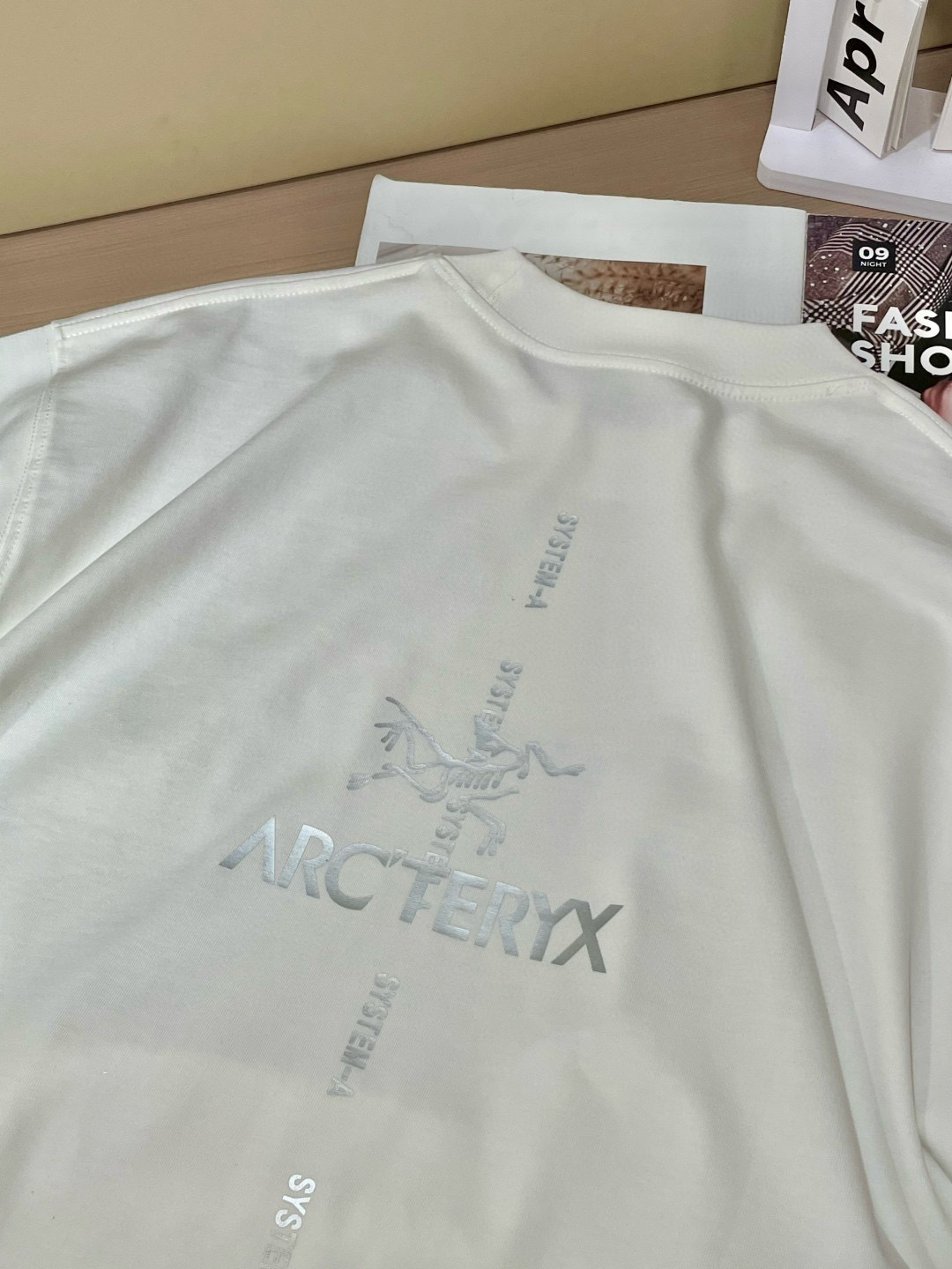 
始祖鸟
2025春夏款/官网同步
面料采用重磅纯棉精梳棉面料，OS宽松版型，上身版型超正！日常百搭，衣