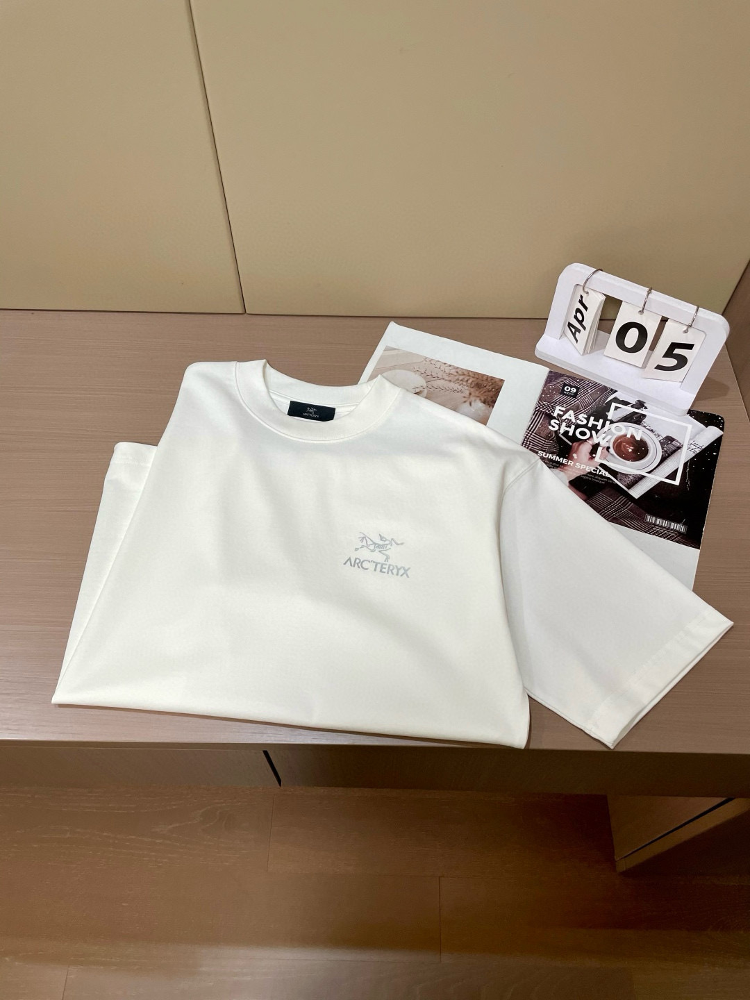 
始祖鸟
2025春夏款/官网同步
面料采用重磅纯棉精梳棉面料，OS宽松版型，上身版型超正！日常百搭，衣