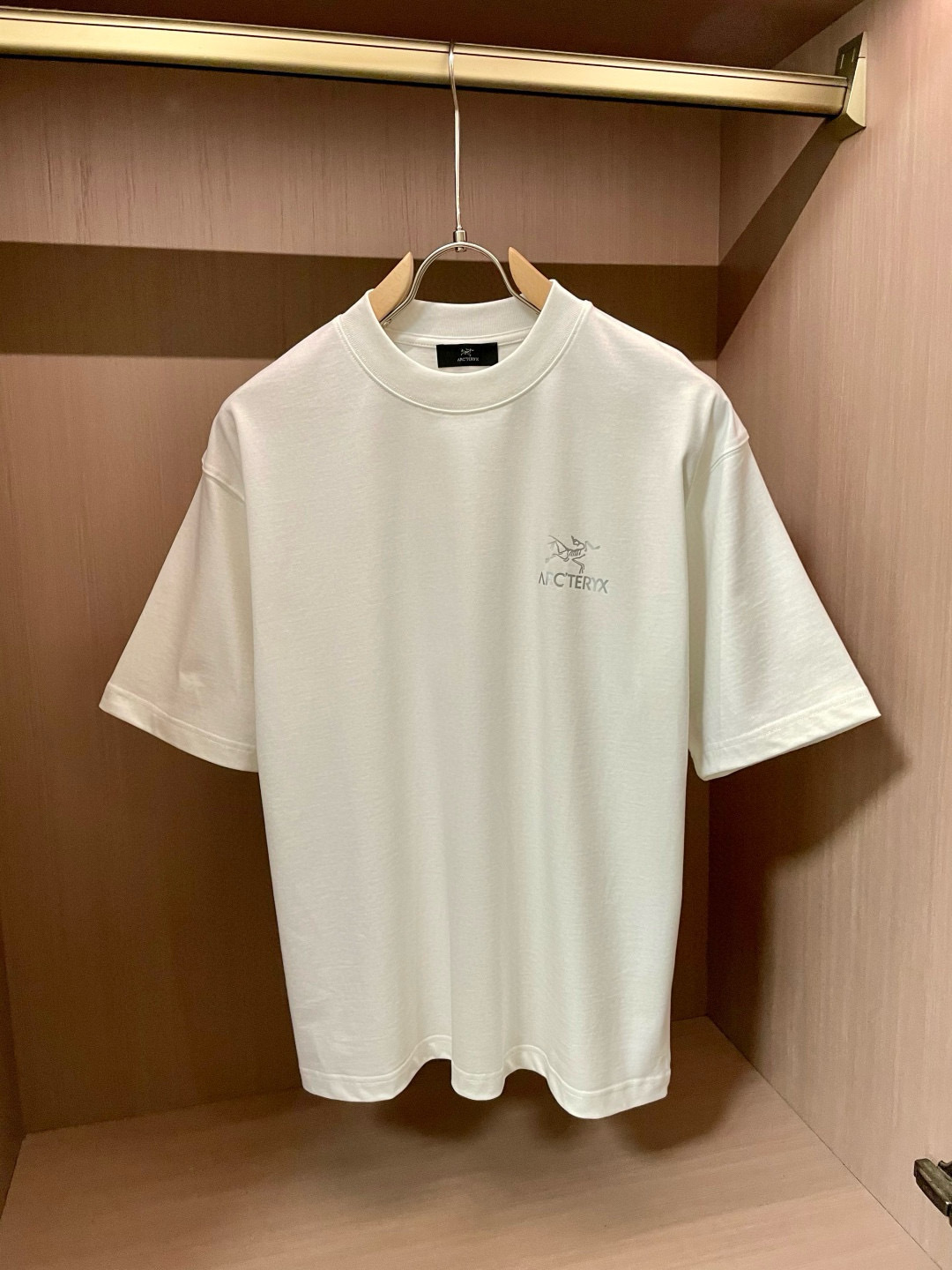 
始祖鸟
2025春夏款/官网同步
面料采用重磅纯棉精梳棉面料，OS宽松版型，上身版型超正！日常百搭，衣