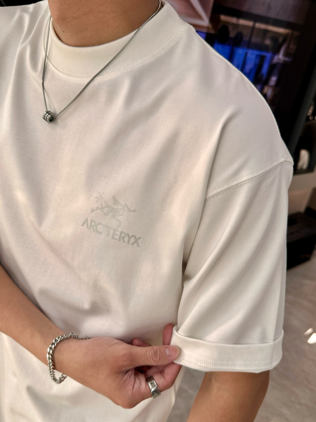 
始祖鸟
2025春夏款/官网同步
面料采用重磅纯棉精梳棉面料，OS宽松版型，上身版型超正！日常百搭，衣