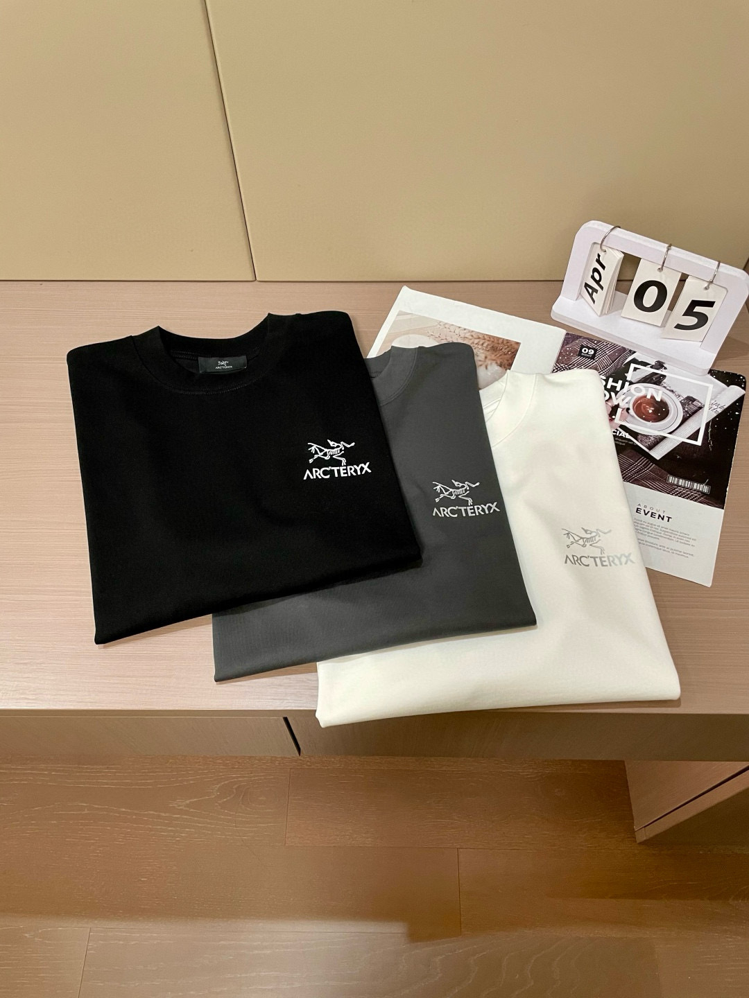 
始祖鸟
2025春夏款/官网同步
面料采用重磅纯棉精梳棉面料，OS宽松版型，上身版型超正！日常百搭，衣