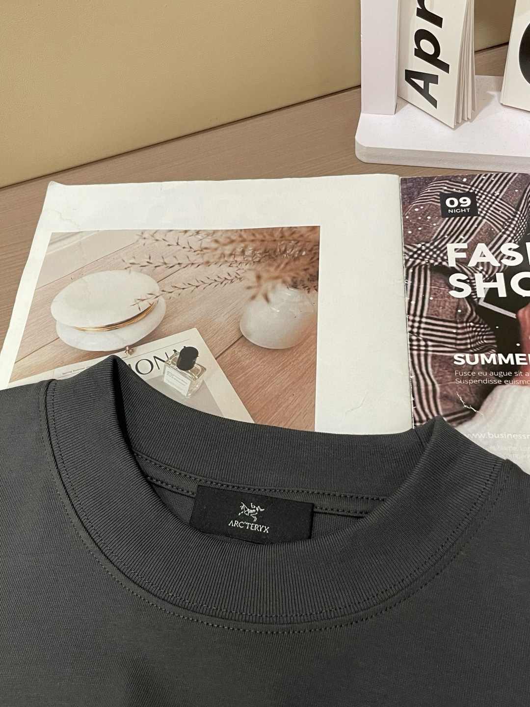 
始祖鸟
2025春夏款/官网同步
面料采用重磅纯棉精梳棉面料，OS宽松版型，上身版型超正！日常百搭，衣