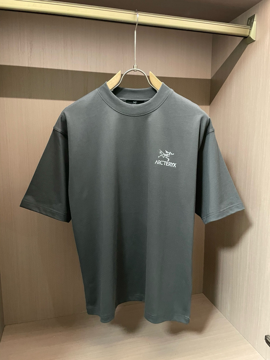 
始祖鸟
2025春夏款/官网同步
面料采用重磅纯棉精梳棉面料，OS宽松版型，上身版型超正！日常百搭，衣