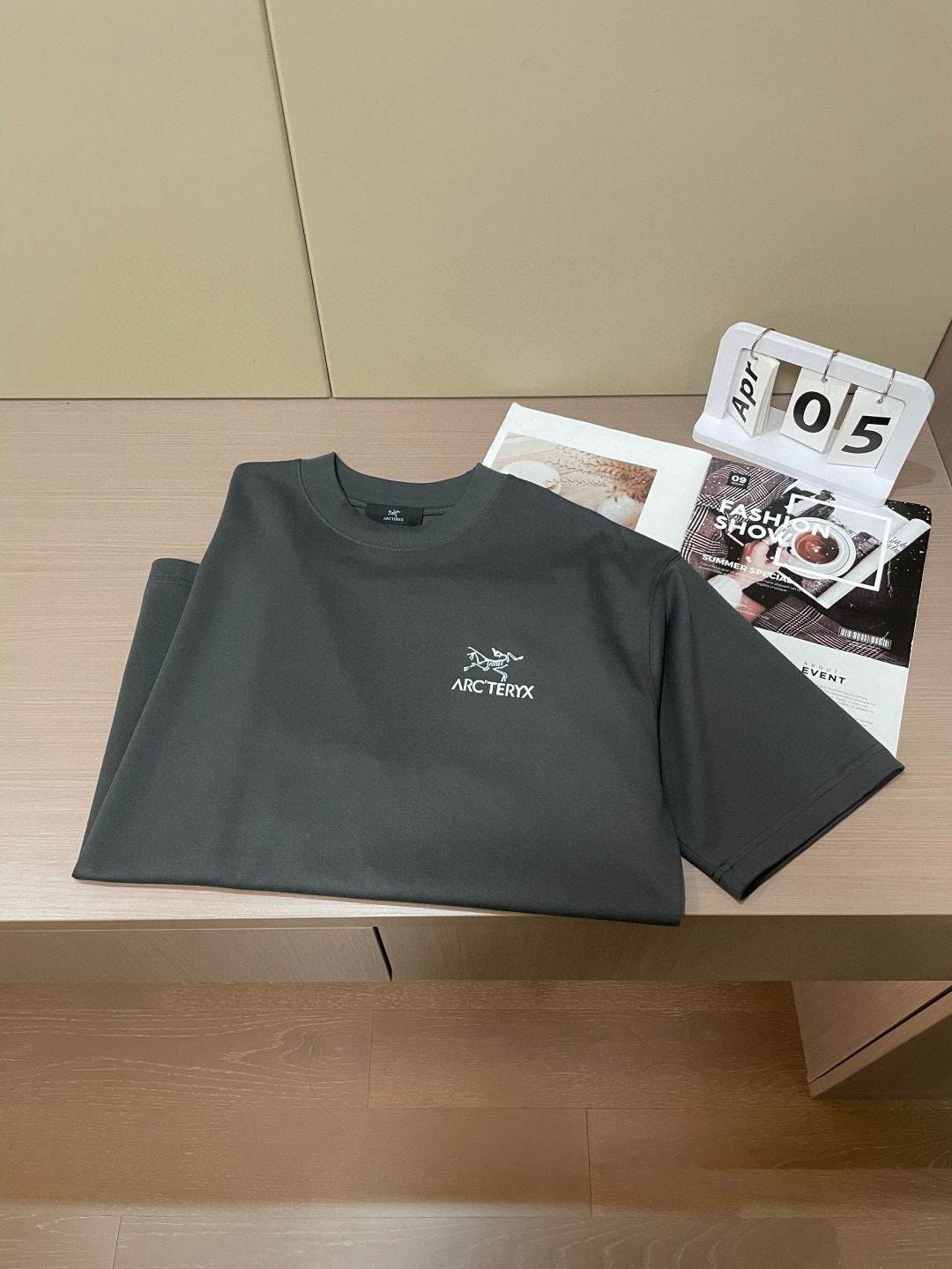 
始祖鸟
2025春夏款/官网同步
面料采用重磅纯棉精梳棉面料，OS宽松版型，上身版型超正！日常百搭，衣