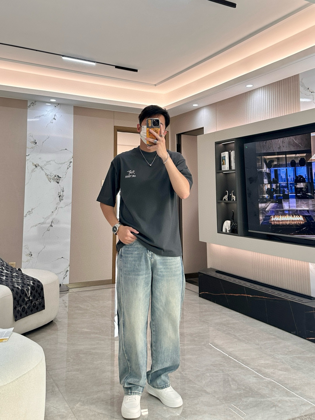 
始祖鸟
2025春夏款/官网同步
面料采用重磅纯棉精梳棉面料，OS宽松版型，上身版型超正！日常百搭，衣