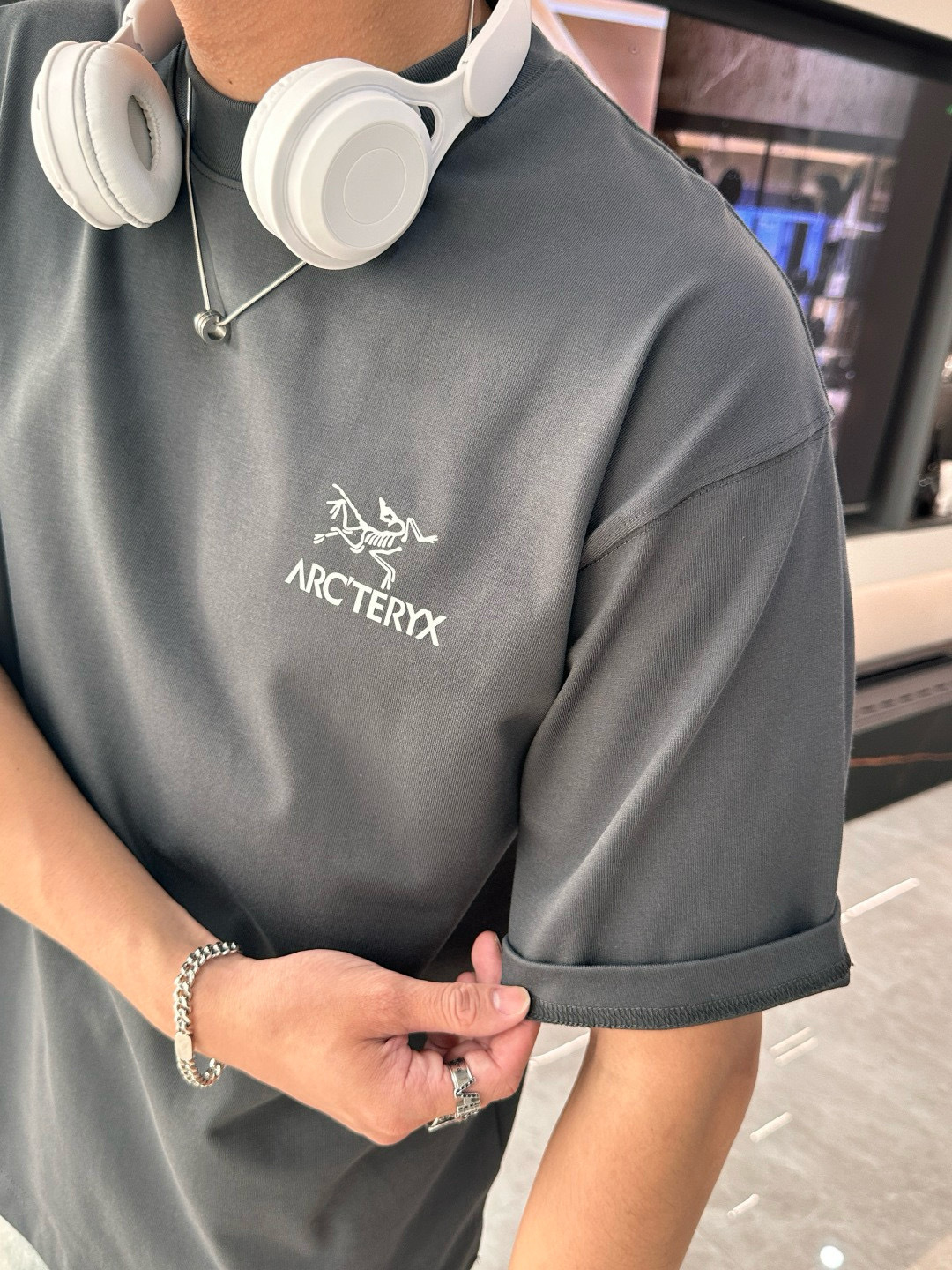 
始祖鸟
2025春夏款/官网同步
面料采用重磅纯棉精梳棉面料，OS宽松版型，上身版型超正！日常百搭，衣