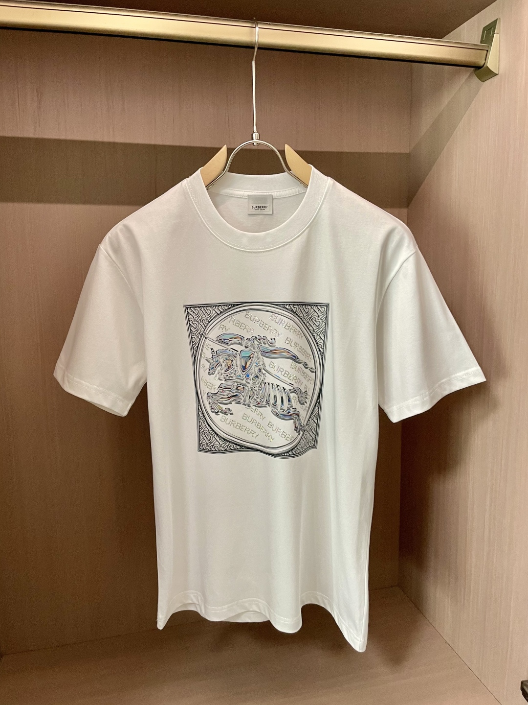 NO:478390,Bur 2025 spring and summer new product, classic and versatile style, round neck short-sleeved T-shirt, a must-have item every year!  Simple and generous design, clean and neat tailoring, combed cotton fabric, soft and delicate, men's wardrobe is indispensable, and can be matched with various clothing anytime and anywhere to meet your daily life needs. The fabrics we choose are all used by first-tier brands, skin-friendly and smooth, and the clothes design is also very simple and elegant!  Comfort and breathability are perfect!  The fabric attributes are excellent!  Full of high-end feeling!  Size M-4XL, Burberry, T-shirt,tees, t-shirt,alexander wang19860909Bur 2025春夏新品 经典百搭款 圆领短袖T恤 每年必出的单品！简单大方设计 干净利落剪裁 采用精梳棉面料 柔软细腻 男人的衣柜都少不了基础 随时随地都可以拿来搭配各种服饰,满足您日常生活需求 .我们所选择的面料都是一线品牌所使用的 ,亲肤挺滑手感,衣服设计也是非常的简洁大方！舒适性与透气性完美兼备！面料属性皆为上乘！高级感十足！ 尺码M-4XL,,burberry,T-shirt,tees，t-shirt,alexander wang,Men's clothing