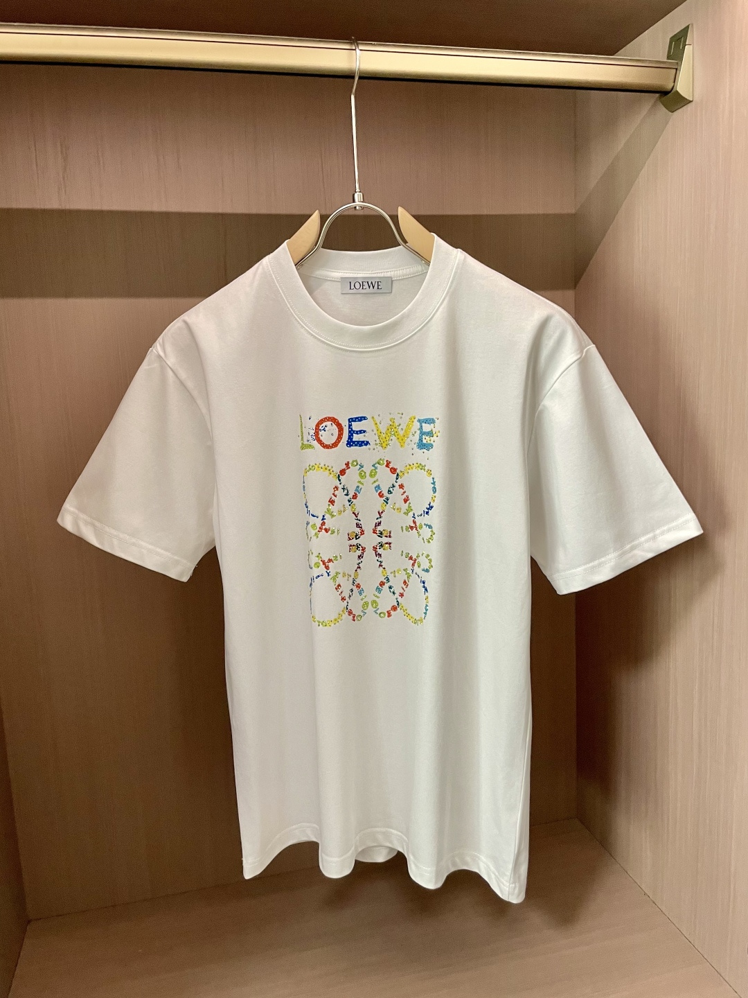 NO:478395,Loewe 2025 spring and summer new product, classic and versatile style, round neck short-sleeved T-shirt, a must-have item every year!  Simple and generous design, clean and neat tailoring, combed cotton fabric, soft and delicate, men's wardrobe is indispensable, and can be matched with various clothing anytime and anywhere to meet your daily life needs. The fabrics we choose are all used by first-tier brands, skin-friendly and smooth, and the clothes design is also very simple and elegant!  Comfort and breathability are perfect!  The fabric attributes are excellent!  Full of high-end feeling!  Size M-4XL, loewe, T-shirt,tees, t-shirt,alexander wang19860909Loewe 2025春夏新品 经典百搭款 圆领短袖T恤 每年必出的单品！简单大方设计 干净利落剪裁 采用精梳棉面料 柔软细腻 男人的衣柜都少不了基础 随时随地都可以拿来搭配各种服饰,满足您日常生活需求 .我们所选择的面料都是一线品牌所使用的 ,亲肤挺滑手感,衣服设计也是非常的简洁大方！舒适性与透气性完美兼备！面料属性皆为上乘！高级感十足！ 尺码M-4XL,,loewe,T-shirt,tees，t-shirt,alexander wang,Men's clothing