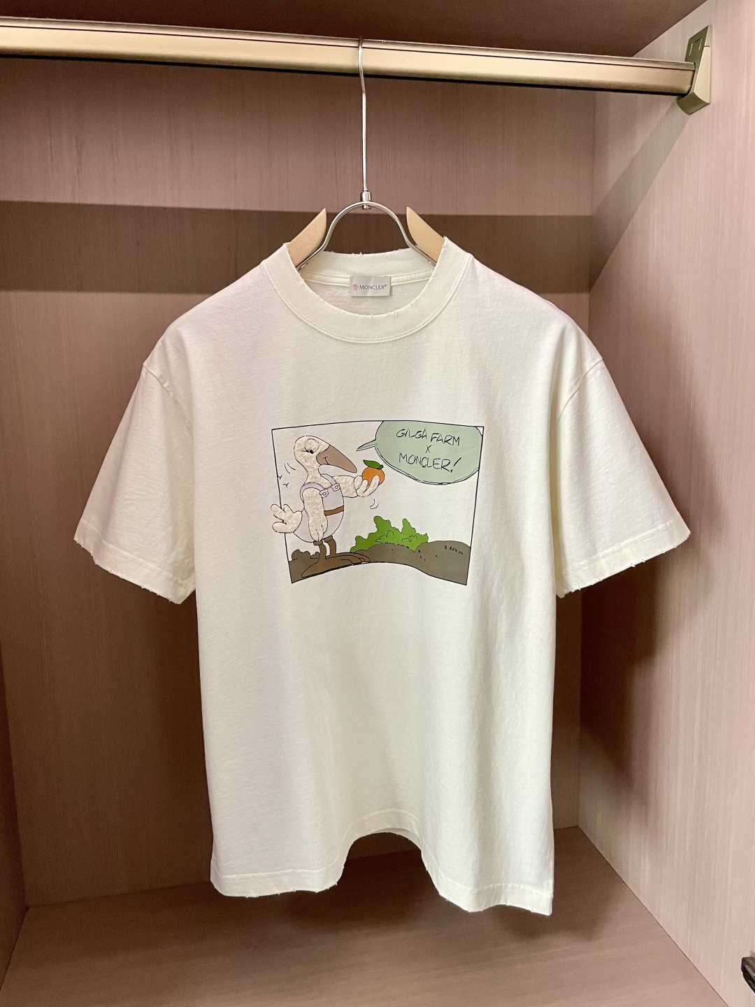 NO:478405,The new product of the spring and summer of 2025, the original version of the double-strand cotton plain fabric is preferred, the upper body is wide and comfortable, and the outside and the inner wear is casually matched. The same style as men and women are essential for summer. Size S-XXL, Moncler, alexander wang19860909蒙口 2025春夏新品,优选特定原版开发双股精棉平纹面料,上身挺阔舒适度佳,外穿内搭随意搭配,男女同款夏日必备 尺码S-XXL,,Moncler,alexander wang,Men's clothing