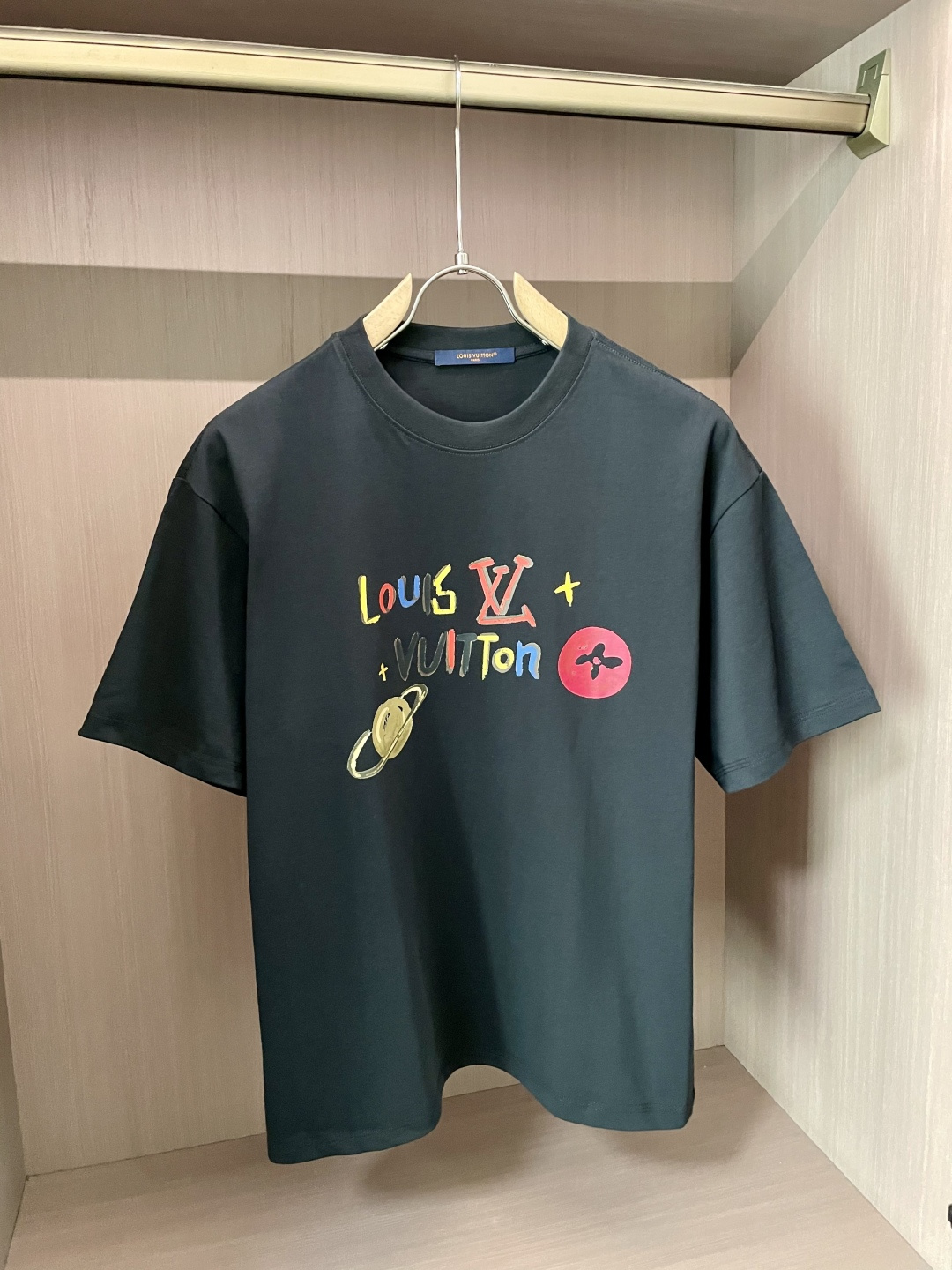 NO:478410,Lv 2025 spring and summer new product, special original development double-strand cotton plain fabric, wide upper body and comfortable, casually matched with the outside and the inner style, must-have for men and women in summer Size S-XXL,,louis vuitton,alexander wang19860909Lv 2025春夏新品,优选特定原版开发双股精棉平纹面料,上身挺阔舒适度佳,外穿内搭随意搭配,男女同款夏日必备 尺码S-XXL,,louis vuitton,alexander wang,Men's clothing