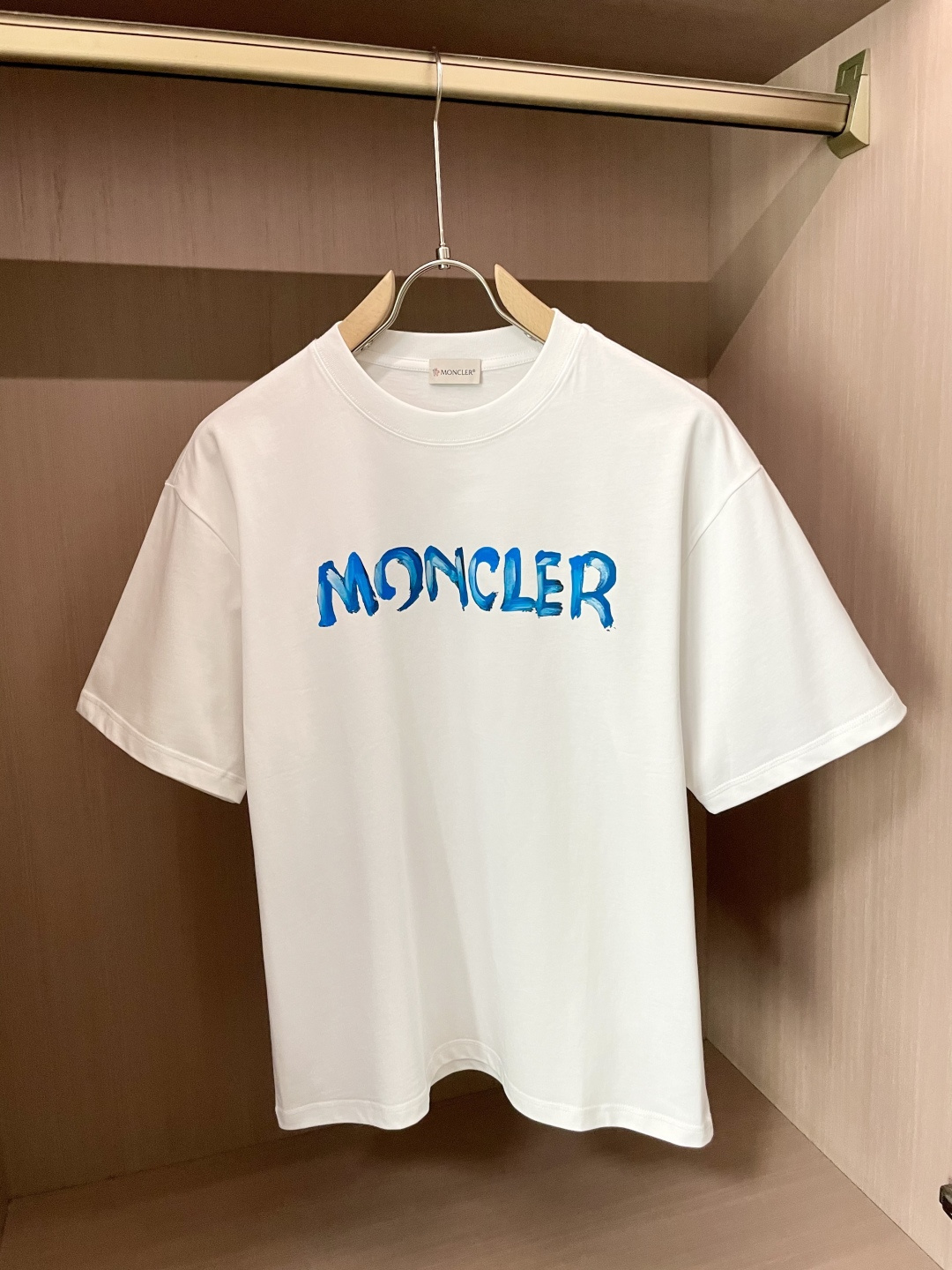 NO:478420,The new product of the spring and summer of 2025, the original version of the double-strand cotton plain fabric is preferred, the upper body is wide and comfortable, and the outside and the inner wear is casually matched. The same style as men and women are essential for summer. Size S-XXL, Moncler, alexander wang19860909蒙口 2025春夏新品,优选特定原版开发双股精棉平纹面料,上身挺阔舒适度佳,外穿内搭随意搭配,男女同款夏日必备 尺码S-XXL,,Moncler,alexander wang,Men's clothing