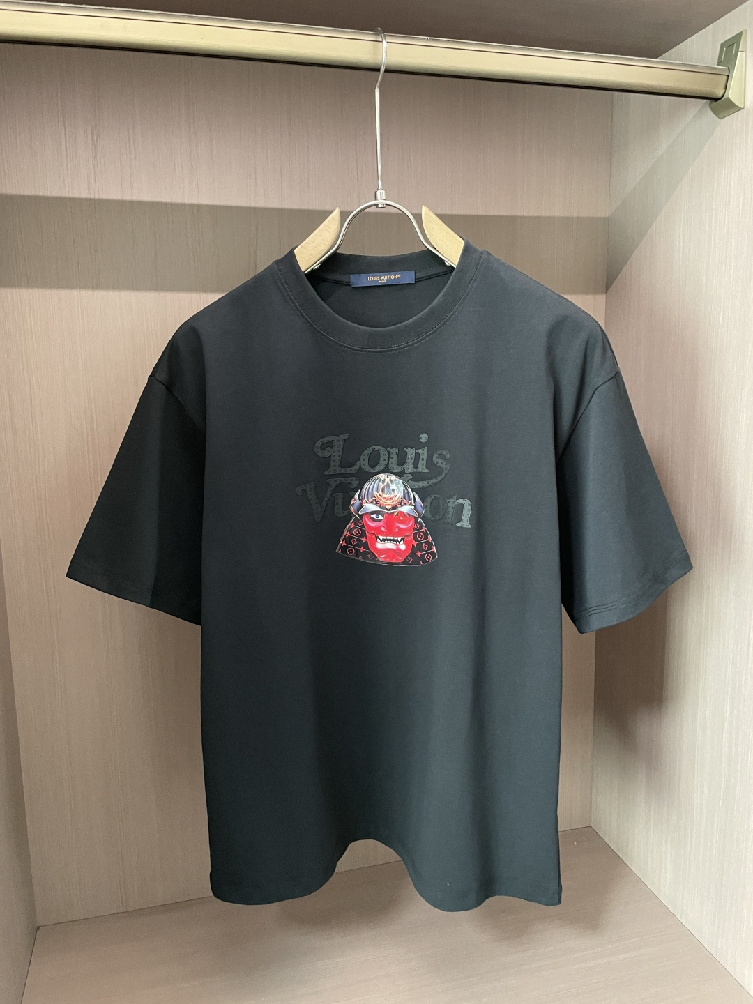 NO:478387,Lv 2025 spring and summer new product, special original development double-strand cotton plain fabric, wide upper body and comfortable, casually matched with the outside and the inner style, must-have for men and women in summer Size S-XXL,,louis vuitton,alexander wang19860909Lv 2025春夏新品,优选特定原版开发双股精棉平纹面料,上身挺阔舒适度佳,外穿内搭随意搭配,男女同款夏日必备 尺码S-XXL,,louis vuitton,alexander wang,Men's clothing