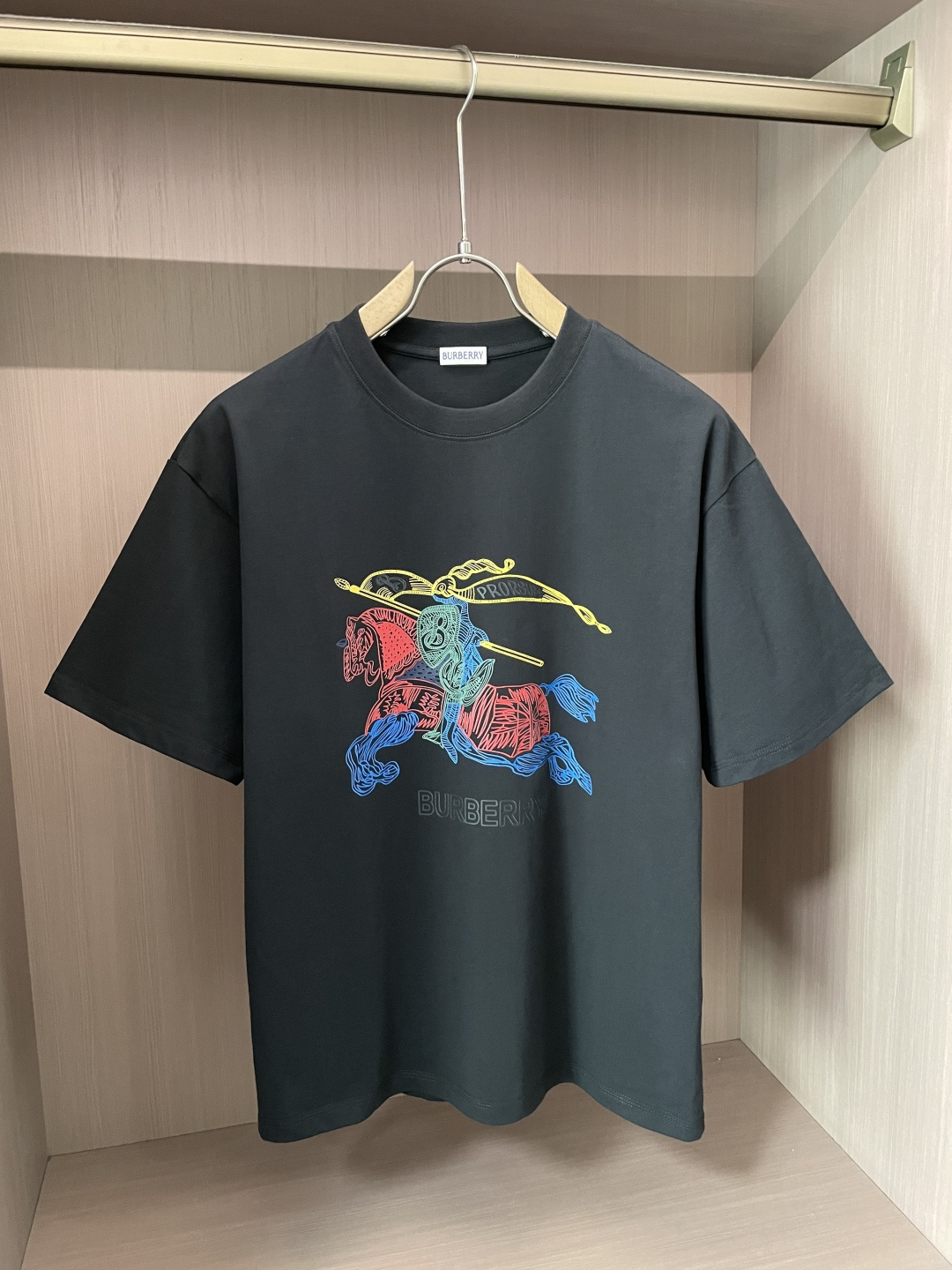 NO:478397,Bur 2025 spring and summer new product, preferred specific original development double-strand cotton plain fabric, with wide upper body and good comfort, casual matching of the outside and the inner one, a must-have for men and women in summer Size S-XXL, burberry, alexander wang19860909Bur 2025春夏新品,优选特定原版开发双股精棉平纹面料,上身挺阔舒适度佳,外穿内搭随意搭配,男女同款夏日必备 尺码S-XXL,,burberry,alexander wang,Men's clothing