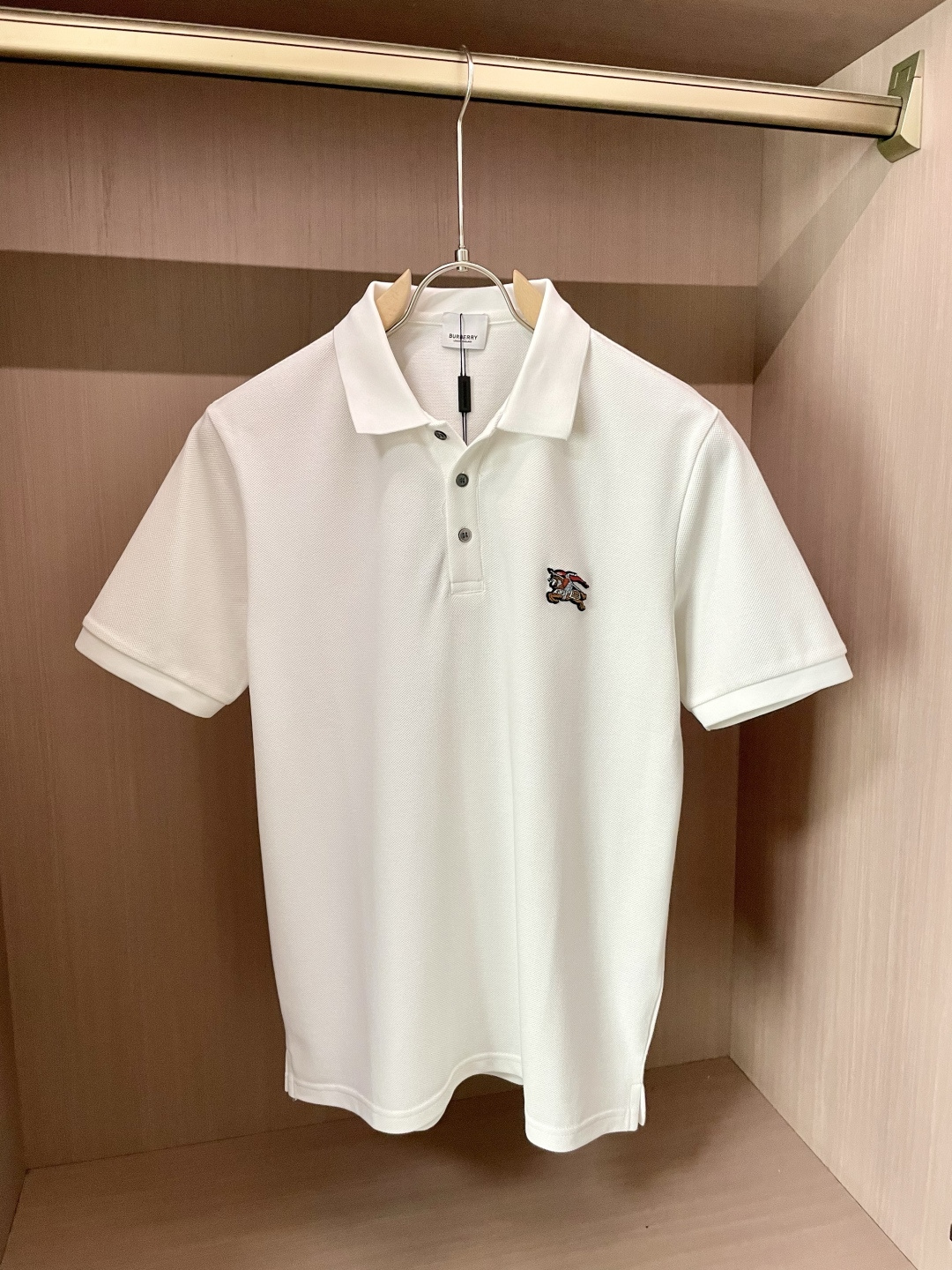 NO:478402,Bur2025ss summer new style, the latest lapel polo shirt on the official website, matched with brand icons, continues the minimalist and normal design, with fashion and temperament in one!  The color matching is light and versatile, and the details are exquisite and outstanding!  The fabric is made of imported mercerized bead flooring cotton, and the high-quality long-length cotton raw materials are selected!  Skin-friendly and smooth feel, perfect for both comfort and breathability!  The fabric attributes are excellent!  Full of high-end feeling!  Simple and elegant design, extremely versatile and practical!  Code number M-XXXL, burberry, alexander wang19860909Bur2025ss夏季新款 官网最新款翻领 polo衫,搭配品牌图标,延续极简常态化的设计,时髦与气质于一身！配色轻熟百搭 细节精致出挑！面料采用进口丝光珠地棉,甄选上等长绒棉花原料！亲肤挺滑手感,舒适性与透气性完美兼备！面料属性皆为上乘！高级感十足！ 简约大气的设计 百搭实穿性极高！ 码数M-XXXL,,burberry,alexander wang,Men's clothing