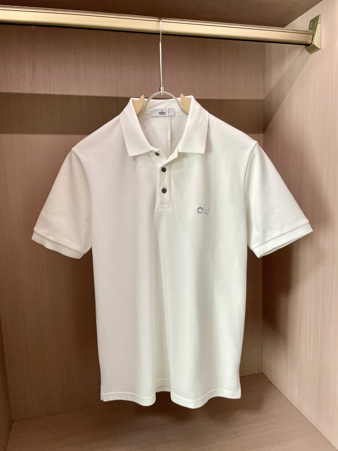 NO:478412,alo 2025ss summer new style, the latest lapel polo shirt on the official website, matched with brand icons, continues the minimalist and normal design, and is fashionable and elegant!  The color matching is light and versatile, and the details are exquisite and outstanding!  The fabric is made of imported mercerized bead flooring cotton, and the high-quality long-length cotton raw materials are selected!  Skin-friendly and smooth feel, perfect for both comfort and breathability!  The fabric attributes are excellent!  Full of high-end feeling!  Simple and elegant design, extremely versatile and practical!  Code number M-XXXL, alexander wang19860909alo 2025ss夏季新款 官网最新款翻领 polo衫,搭配品牌图标,延续极简常态化的设计,时髦与气质于一身！配色轻熟百搭 细节精致出挑！面料采用进口丝光珠地棉,甄选上等长绒棉花原料！亲肤挺滑手感,舒适性与透气性完美兼备！面料属性皆为上乘！高级感十足！ 简约大气的设计 百搭实穿性极高！ 码数M-XXXL,,alexander wang,Men's clothing