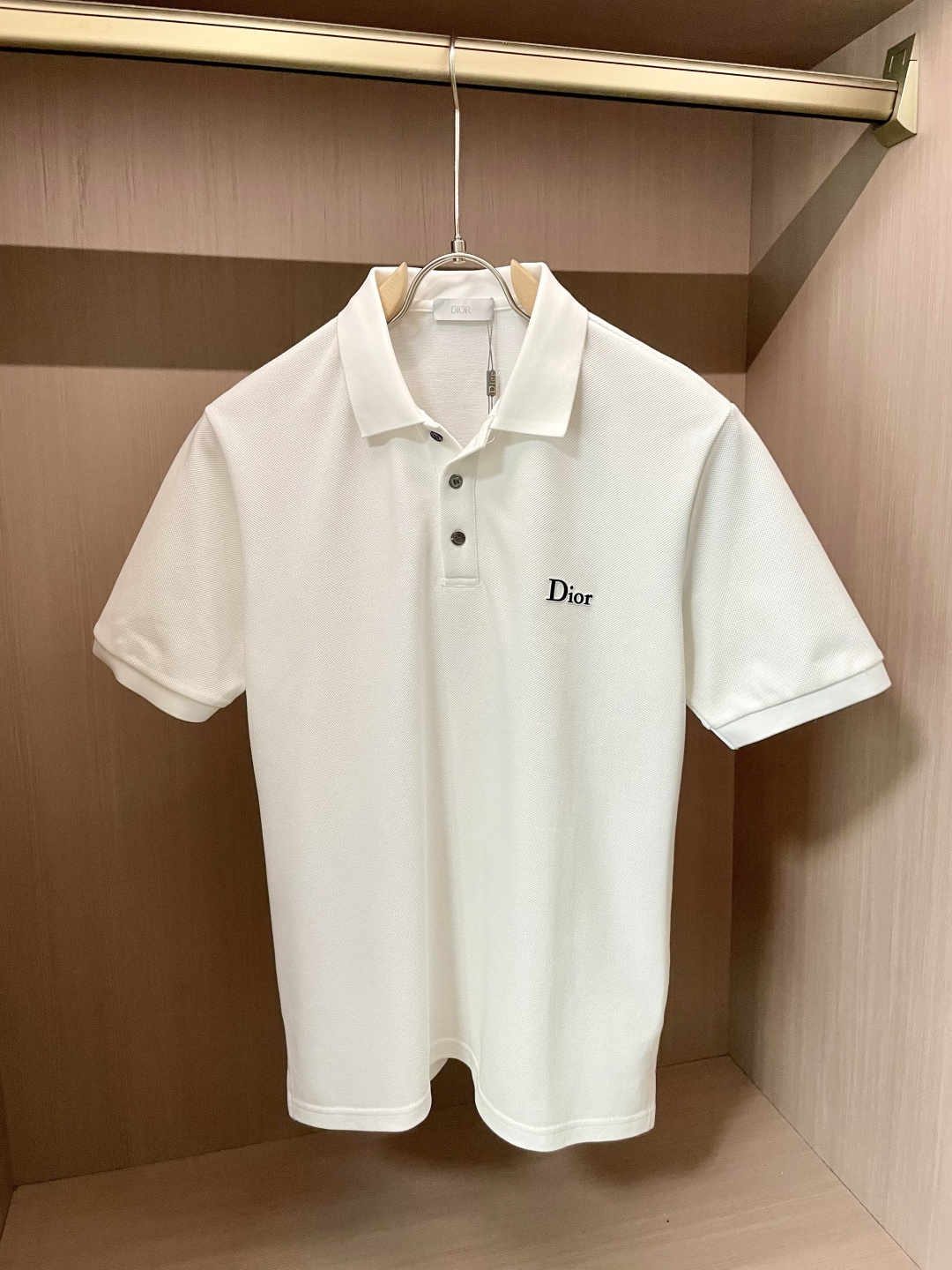 NO:478421,Dior 2025ss summer new style, the latest lapel polo shirt on the official website, matched with brand icons, continues the minimalist and normal design, with fashion and temperament in one!  The color matching is light and versatile, and the details are exquisite and outstanding!  The fabric is made of imported mercerized bead flooring cotton, and the high-quality long-length cotton raw materials are selected!  Skin-friendly and smooth feel, perfect for both comfort and breathability!  The fabric attributes are excellent!  Full of high-end feeling!  Simple and elegant design, extremely versatile and practical!  Code number M-XXXL, dior,alexander wang19860909Dior 2025ss夏季新款 官网最新款翻领 polo衫,搭配品牌图标,延续极简常态化的设计,时髦与气质于一身！配色轻熟百搭 细节精致出挑！面料采用进口丝光珠地棉,甄选上等长绒棉花原料！亲肤挺滑手感,舒适性与透气性完美兼备！面料属性皆为上乘！高级感十足！ 简约大气的设计 百搭实穿性极高！ 码数M-XXXL,,dior,alexander wang,Men's clothing