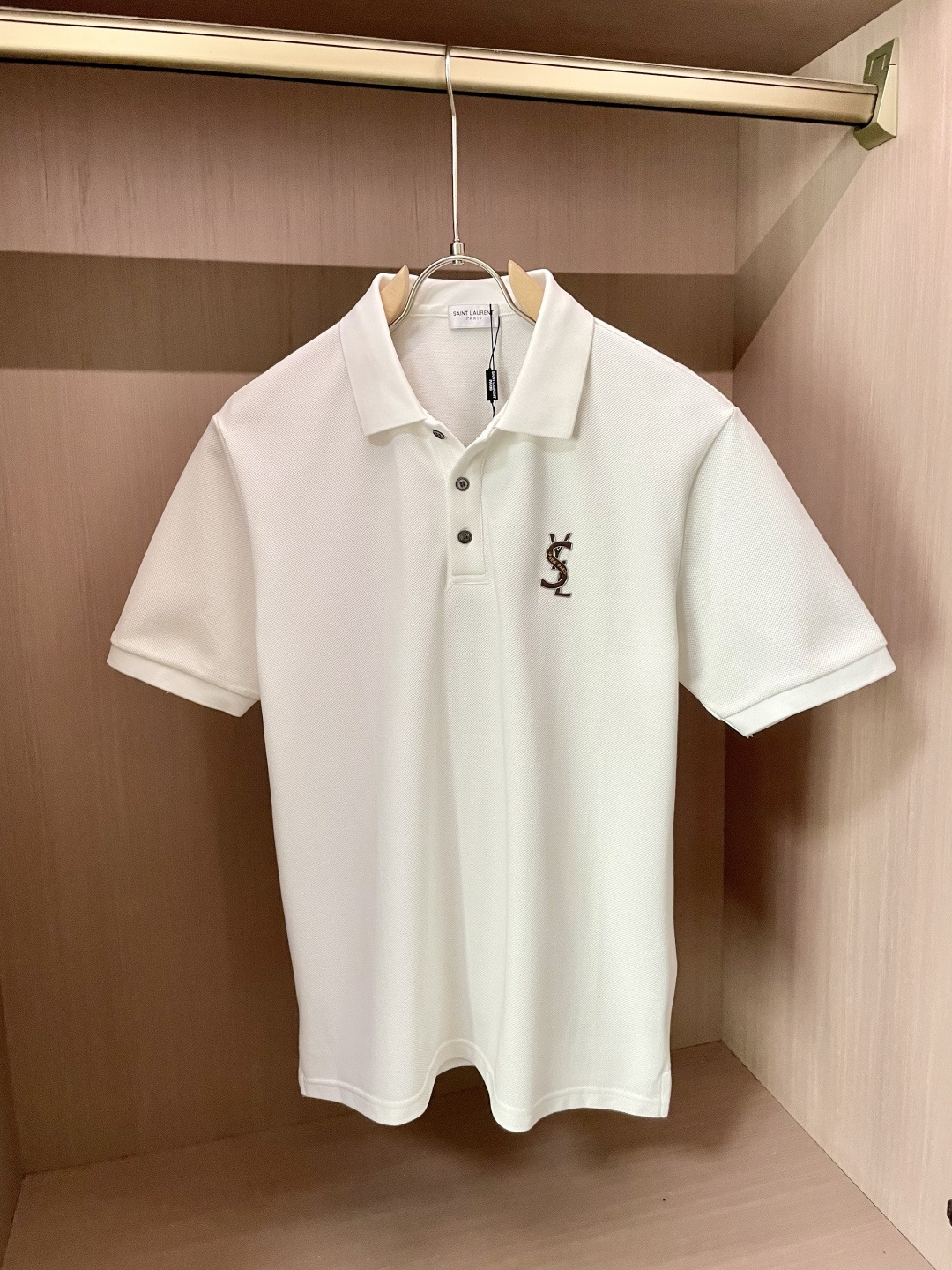 NO:478426,Saint Laurent 2025ss summer new style, the latest lapel polo shirt on the official website, matched with brand icons, continues the minimalist and normal design, and is fashionable and elegant!  The color matching is light and versatile, and the details are exquisite and outstanding!  The fabric is made of imported mercerized bead flooring cotton, and the high-quality long-length cotton raw materials are selected!  Skin-friendly and smooth feel, perfect for both comfort and breathability!  The fabric attributes are excellent!  Full of high-end feeling!  Simple and elegant design, extremely versatile and practical!  Code number M-XXXL, saint laurent,alexander wang19860909圣罗兰 2025ss夏季新款 官网最新款翻领 polo衫,搭配品牌图标,延续极简常态化的设计,时髦与气质于一身！配色轻熟百搭 细节精致出挑！面料采用进口丝光珠地棉,甄选上等长绒棉花原料！亲肤挺滑手感,舒适性与透气性完美兼备！面料属性皆为上乘！高级感十足！ 简约大气的设计 百搭实穿性极高！ 码数M-XXXL,,saint laurent,alexander wang,Men's clothing