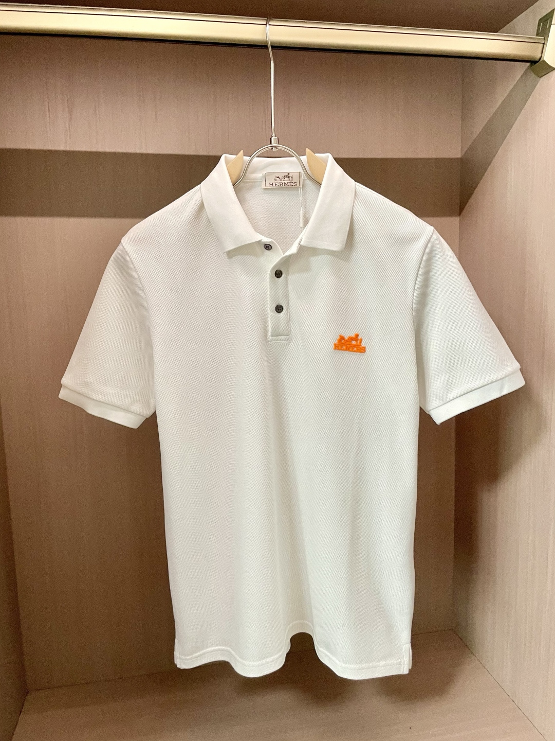 NO:478431,H2025ss summer new style, the latest lapel polo shirt on the official website, matched with brand icons, continues the minimalist and normal design, and is fashionable and elegant!  The color matching is light and versatile, and the details are exquisite and outstanding!  The fabric is made of imported mercerized bead flooring cotton, and the high-quality long-length cotton raw materials are selected!  Skin-friendly and smooth feel, perfect for both comfort and breathability!  The fabric attributes are excellent!  Full of high-end feeling!  Simple and elegant design, extremely versatile and practical!  Code number M-XXXL, alexander wang19860909H2025ss夏季新款 官网最新款翻领 polo衫,搭配品牌图标,延续极简常态化的设计,时髦与气质于一身！配色轻熟百搭 细节精致出挑！面料采用进口丝光珠地棉,甄选上等长绒棉花原料！亲肤挺滑手感,舒适性与透气性完美兼备！面料属性皆为上乘！高级感十足！ 简约大气的设计 百搭实穿性极高！ 码数M-XXXL,,alexander wang,Men's clothing