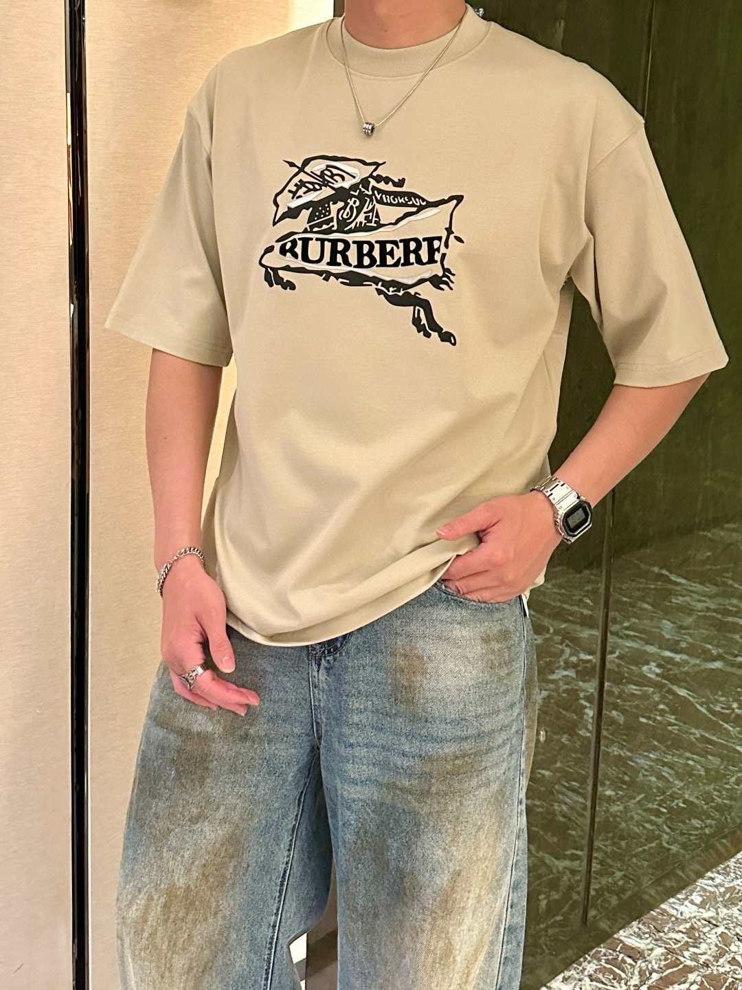 NO:478448,BUR 2025 spring and summer style/official website synchronization The fabric is made of heavy pure cotton combed cotton fabric, OS loose style, and the upper body style is super positive!  Everyday versatile, a must-have item for wardrobe!  Size S-3XL (Large-size) Size/part S M L XL 2XL 3XL Shoulder width 52 54 56 57 59 60 Clothes length 70 72.75.78.82.85. Bust 54 56.58.60.62.64. Sleeve length 24 26 27 28 29 30,,burberry,alexander wang19860909BUR 2025春夏款/官网同步 面料采用重磅纯棉精梳棉面料,OS宽松版型,上身版型超正！日常百搭,衣橱必备单品！ 尺码 S-3XL（版型偏大） 码数/部位S M L XL 2XL 3XL 肩宽 52 54 56 57 59 60 衣长70 72.75.78.82.85. 胸围 54 56.58.60.62.64. 袖长24 26 27 28 29 30,,burberry,alexander wang,Men's clothing