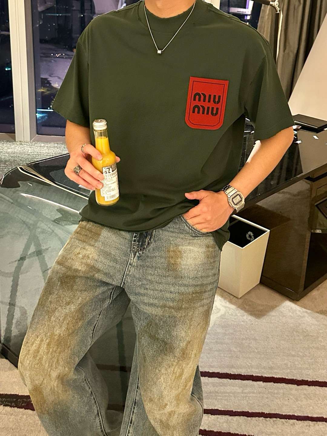 NO:478466,miumiu 2025 spring and summer style/official website synchronization The fabric is made of heavy pure cotton combed cotton fabric, OS loose style, and the upper body style is super positive!  Everyday versatile, a must-have item for wardrobe!  Size S-3XL (Large-size) Size/part S M L XL 2XL 3XL Shoulder width 52 54 56 57 59 60 Clothes length 70 72.75.78.82.85. Bust 54 56.58.60.62.64. Sleeve length 24 26 27 28 29 30,,miumiu,alexander wang19860909miumiu 2025春夏款/官网同步 面料采用重磅纯棉精梳棉面料,OS宽松版型,上身版型超正！日常百搭,衣橱必备单品！ 尺码 S-3XL（版型偏大） 码数/部位S M L XL 2XL 3XL 肩宽 52 54 56 57 59 60 衣长70 72.75.78.82.85. 胸围 54 56.58.60.62.64. 袖长24 26 27 28 29 30,,miumiu,alexander wang,Men's clothing