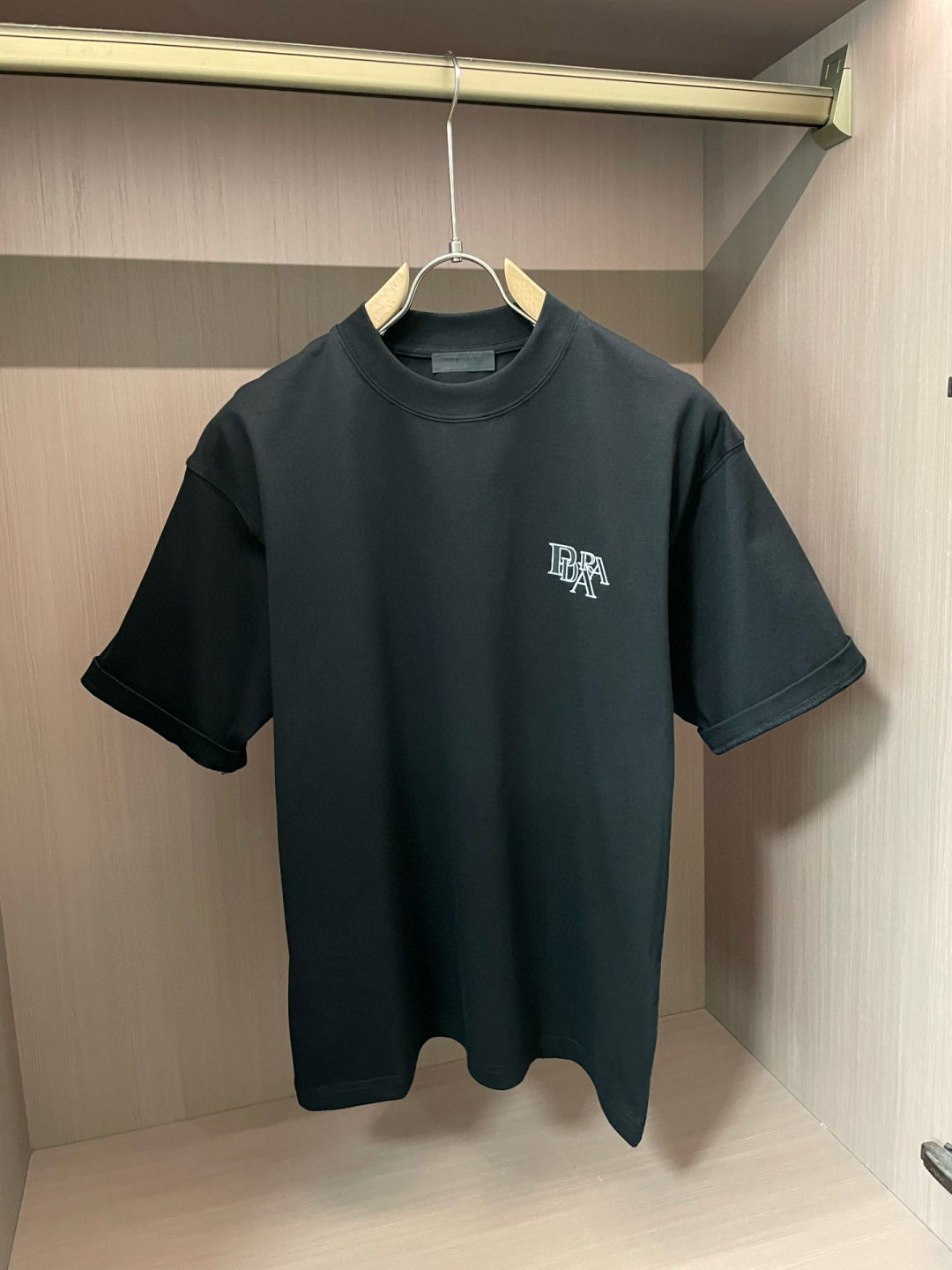 
Prad
2025春夏款/官网同步
面料采用重磅纯棉精梳棉面料，OS宽松版型，上身版型超正！日常百搭，