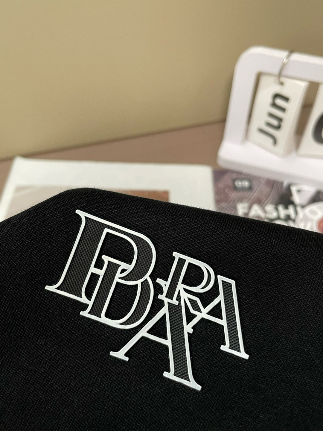 
Prad
2025春夏款/官网同步
面料采用重磅纯棉精梳棉面料，OS宽松版型，上身版型超正！日常百搭，