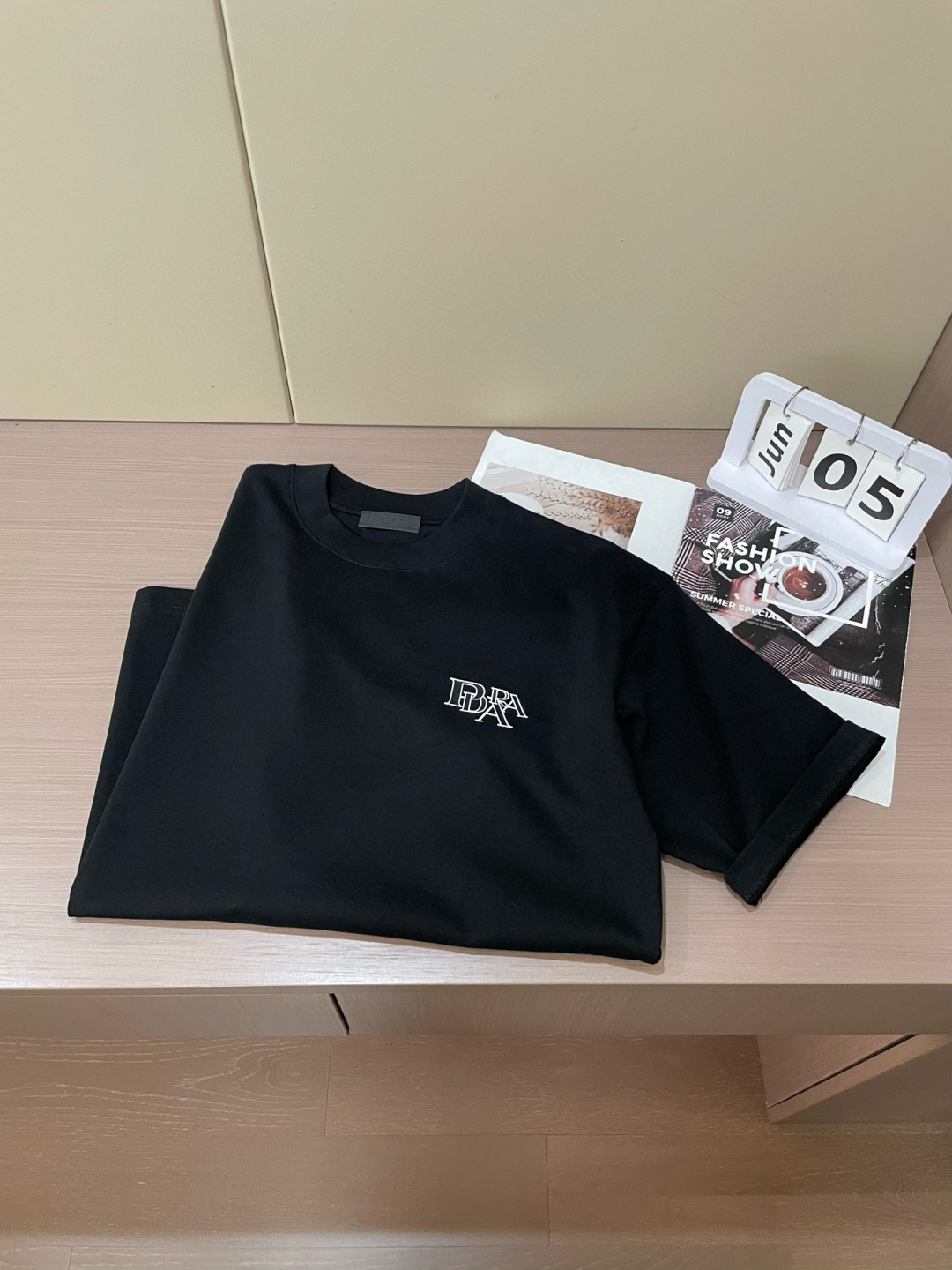 
Prad
2025春夏款/官网同步
面料采用重磅纯棉精梳棉面料，OS宽松版型，上身版型超正！日常百搭，