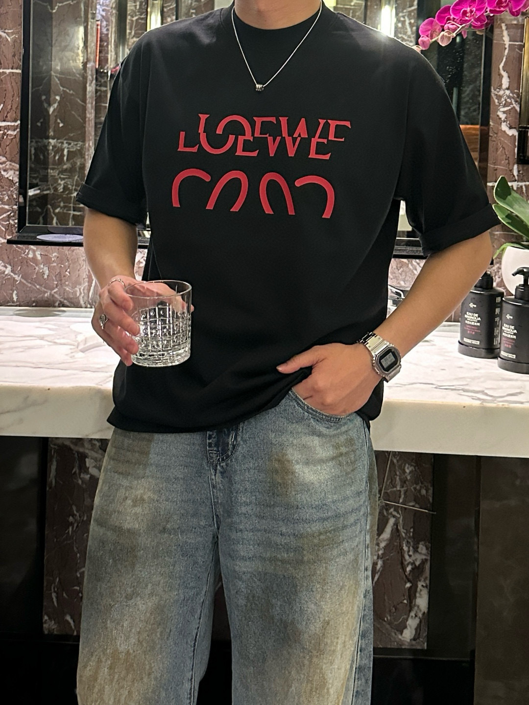 NO:478512,Loewe 2025 spring and summer style/official website synchronization The fabric is made of heavy pure cotton combed cotton fabric, OS loose style, and the upper body style is super positive!  Everyday versatile, a must-have item for wardrobe!  Size S-3XL (Large-size) Size/part S M L XL 2XL 3XL Shoulder width 52 54 56 57 59 60 Clothes length 70 72.75.78.82.85. Bust 54 56.58.60.62.64. Sleeve length 24 26 27 28 29 30,,loewe,alexander wang19860909Loewe 2025春夏款/官网同步 面料采用重磅纯棉精梳棉面料,OS宽松版型,上身版型超正！日常百搭,衣橱必备单品！ 尺码 S-3XL（版型偏大） 码数/部位S M L XL 2XL 3XL 肩宽 52 54 56 57 59 60 衣长70 72.75.78.82.85. 胸围 54 56.58.60.62.64. 袖长24 26 27 28 29 30,,loewe,alexander wang,Men's clothing