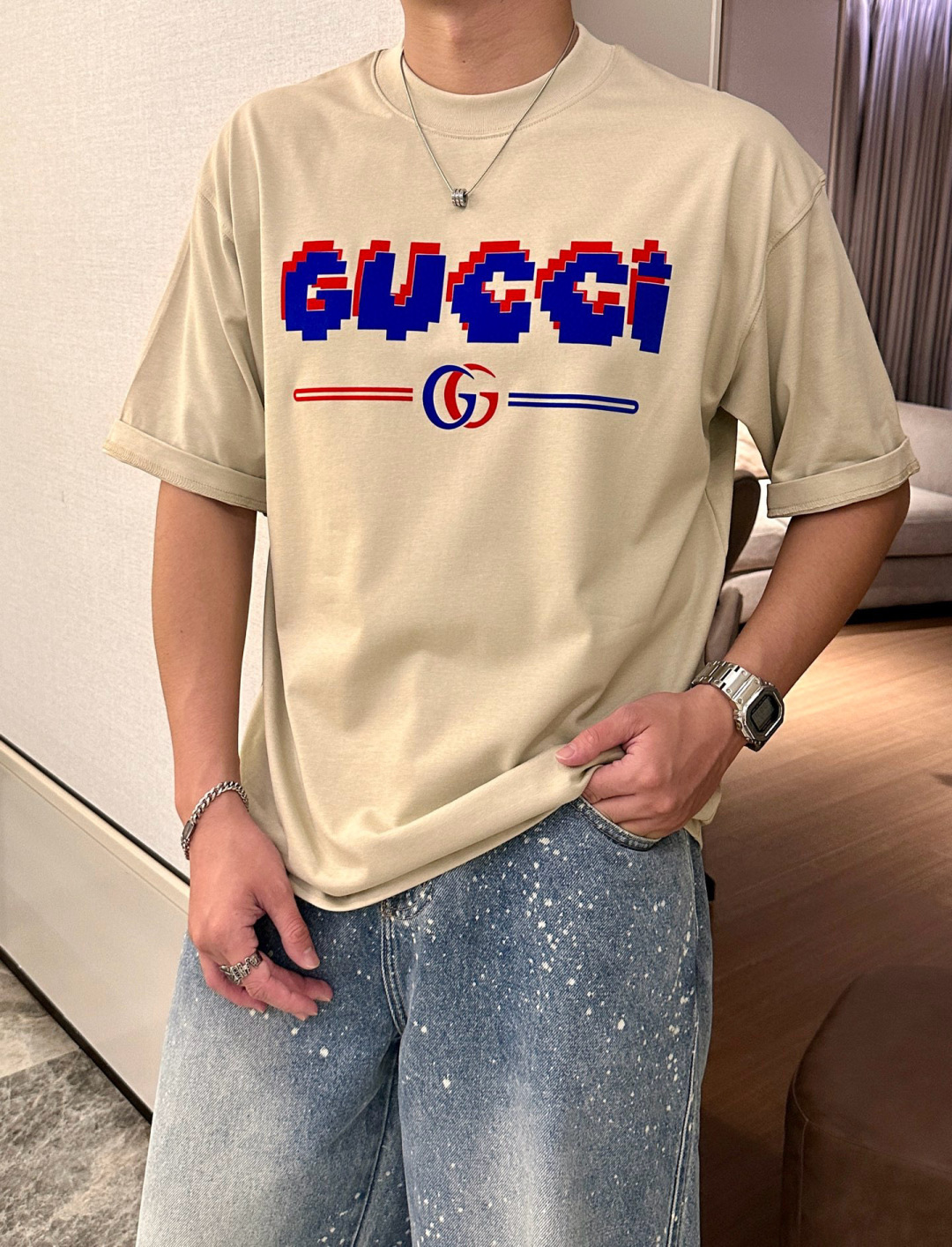 NO:478459,Gucc 2025 spring and summer style/official website synchronization The fabric is made of heavy pure cotton combed cotton fabric, OS loose style, and the upper body style is super positive!  Everyday versatile, a must-have item for wardrobe!  Size S-3XL (Large-size) Size/part S M L XL 2XL 3XL Shoulder width 52 54 56 57 59 60 Clothes length 70 72.75.78.82.85. Bust 54 56.58.60.62.64. Sleeve length 24 26 27 28 29 30,,gucci,alexander wang19860909Gucc 2025春夏款/官网同步 面料采用重磅纯棉精梳棉面料,OS宽松版型,上身版型超正！日常百搭,衣橱必备单品！ 尺码 S-3XL（版型偏大） 码数/部位S M L XL 2XL 3XL 肩宽 52 54 56 57 59 60 衣长70 72.75.78.82.85. 胸围 54 56.58.60.62.64. 袖长24 26 27 28 29 30,,gucci,alexander wang,Men's clothing