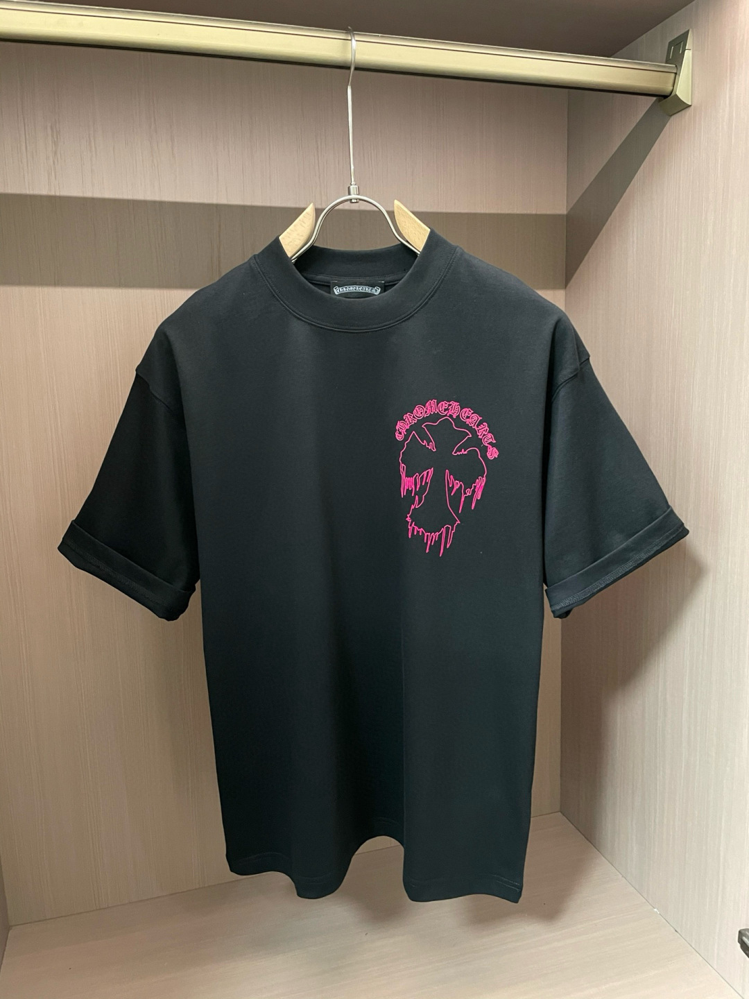 克罗心 2026春夏款/官网同步面料采用重磅纯棉精梳棉面料，OS宽松版型，上身版型超正！日常百搭，衣橱必