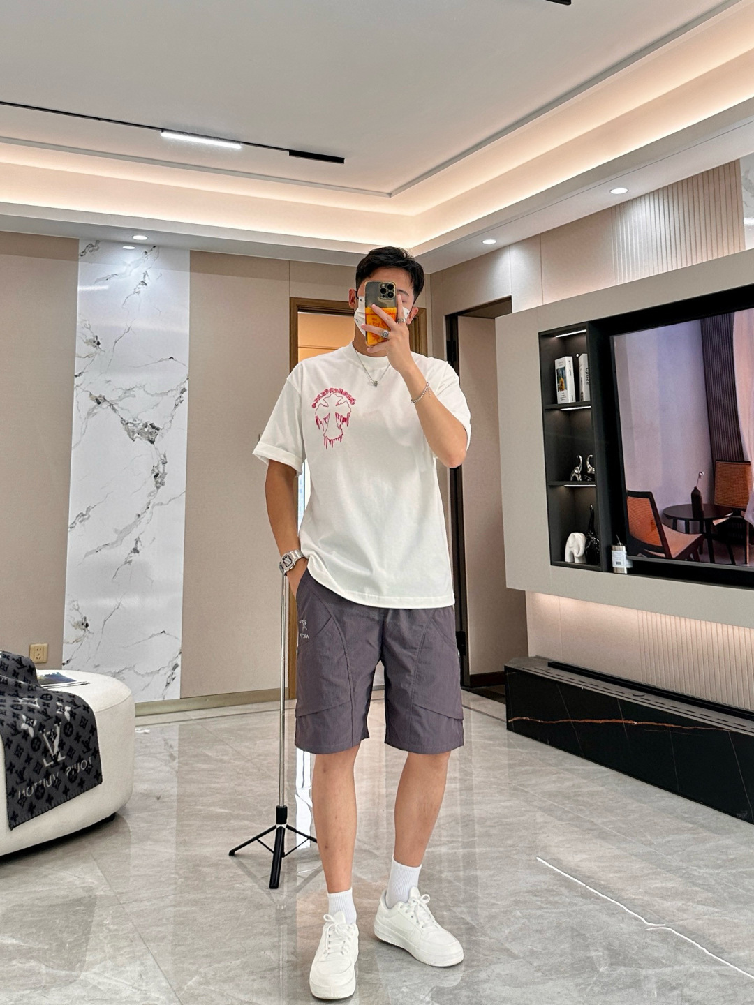 NO:478477,Crowxin 2025 spring and summer style/official website synchronization The fabric is made of heavy pure cotton combed cotton fabric, OS loose style, and the upper body style is super positive!  Everyday versatile, a must-have item for wardrobe!  Size S-3XL (Large Size) Size/Part S M L XL 2XL 3XL Shoulder Width 52 54 56 57 59 60 Clothes Length 70 72.75.78.82.85. Bust 54 56.58.60.62.64. Sleeve Length 24 26 27 28 29 30,,chrome hearts,alexander wang19860909克罗心 2025春夏款/官网同步 面料采用重磅纯棉精梳棉面料,OS宽松版型,上身版型超正！日常百搭,衣橱必备单品！ 尺码 S-3XL（版型偏大） 码数/部位S M L XL 2XL 3XL 肩宽 52 54 56 57 59 60 衣长70 72.75.78.82.85. 胸围 54 56.58.60.62.64. 袖长24 26 27 28 29 30,,chrome hearts,alexander wang,Men's clothing