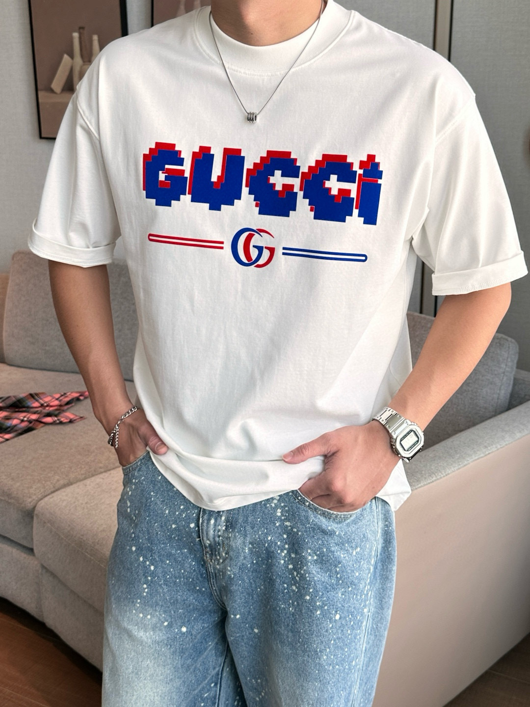 NO:478485,Gucc 2025 spring and summer style/official website synchronization The fabric is made of heavy pure cotton combed cotton fabric, OS loose style, and the upper body style is super positive!  Everyday versatile, a must-have item for wardrobe!  Size S-3XL (Large-size) Size/part S M L XL 2XL 3XL Shoulder width 52 54 56 57 59 60 Clothes length 70 72.75.78.82.85. Bust 54 56.58.60.62.64. Sleeve length 24 26 27 28 29 30,,gucci,alexander wang19860909Gucc 2025春夏款/官网同步 面料采用重磅纯棉精梳棉面料,OS宽松版型,上身版型超正！日常百搭,衣橱必备单品！ 尺码 S-3XL（版型偏大） 码数/部位S M L XL 2XL 3XL 肩宽 52 54 56 57 59 60 衣长70 72.75.78.82.85. 胸围 54 56.58.60.62.64. 袖长24 26 27 28 29 30,,gucci,alexander wang,Men's clothing