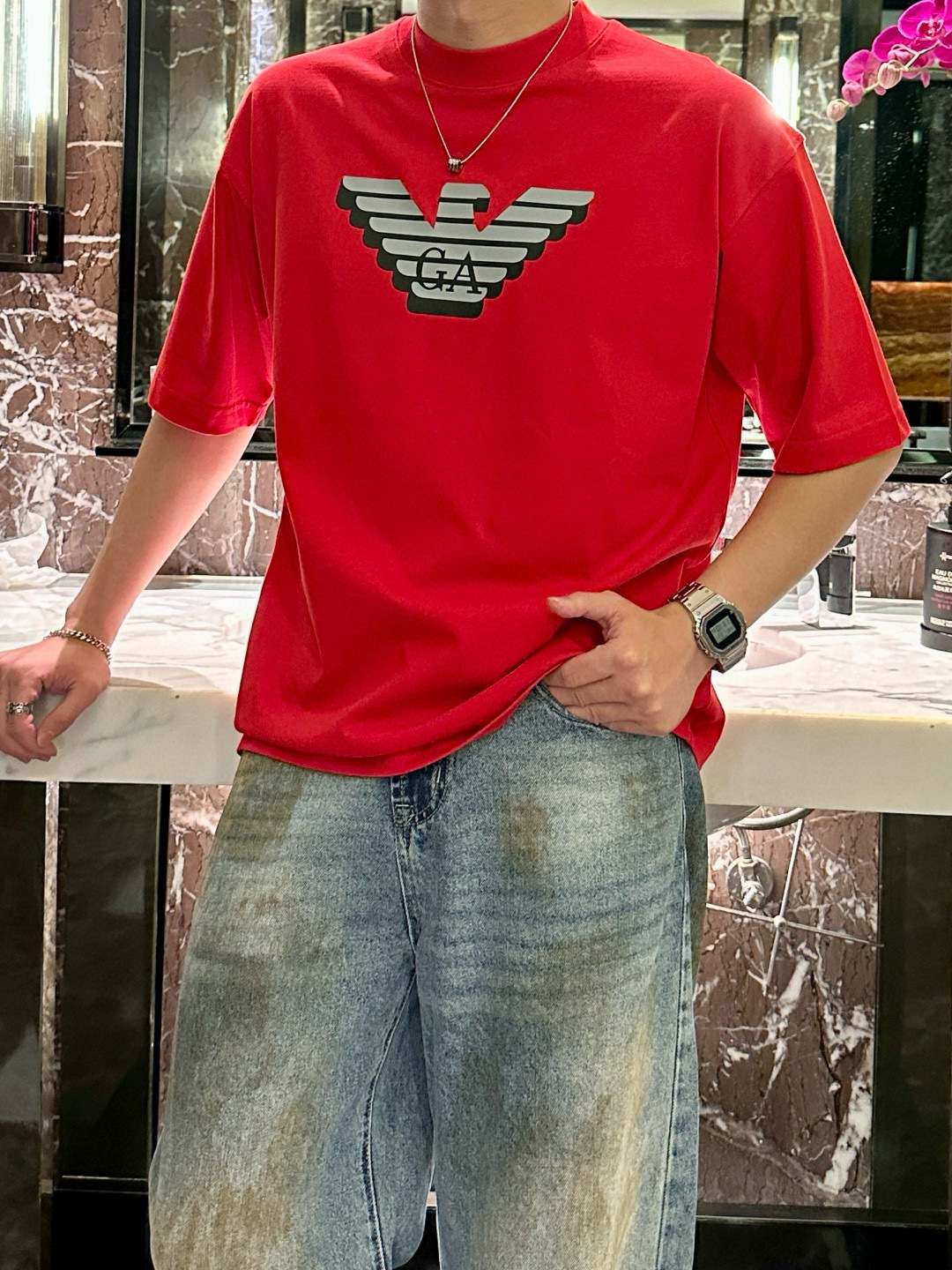 NO:478493,Armani 2025 spring and summer style/official website synchronization The fabric is made of heavy pure cotton combed cotton fabric, OS loose style, and the upper body style is super positive!  Everyday versatile, a must-have item for wardrobe!  Size S-3XL (Large-size) Size/part S M L XL 2XL 3XL Shoulder width 52 54 56 57 59 60 Clothes length 70 72.75.78.82.85. Bust 54 56.58.60.62.64. Sleeve length 24 26 27 28 29 30,,armani,alexander wang19860909阿玛尼 2025春夏款/官网同步 面料采用重磅纯棉精梳棉面料,OS宽松版型,上身版型超正！日常百搭,衣橱必备单品！ 尺码 S-3XL（版型偏大） 码数/部位S M L XL 2XL 3XL 肩宽 52 54 56 57 59 60 衣长70 72.75.78.82.85. 胸围 54 56.58.60.62.64. 袖长24 26 27 28 29 30,,armani,alexander wang,Men's clothing