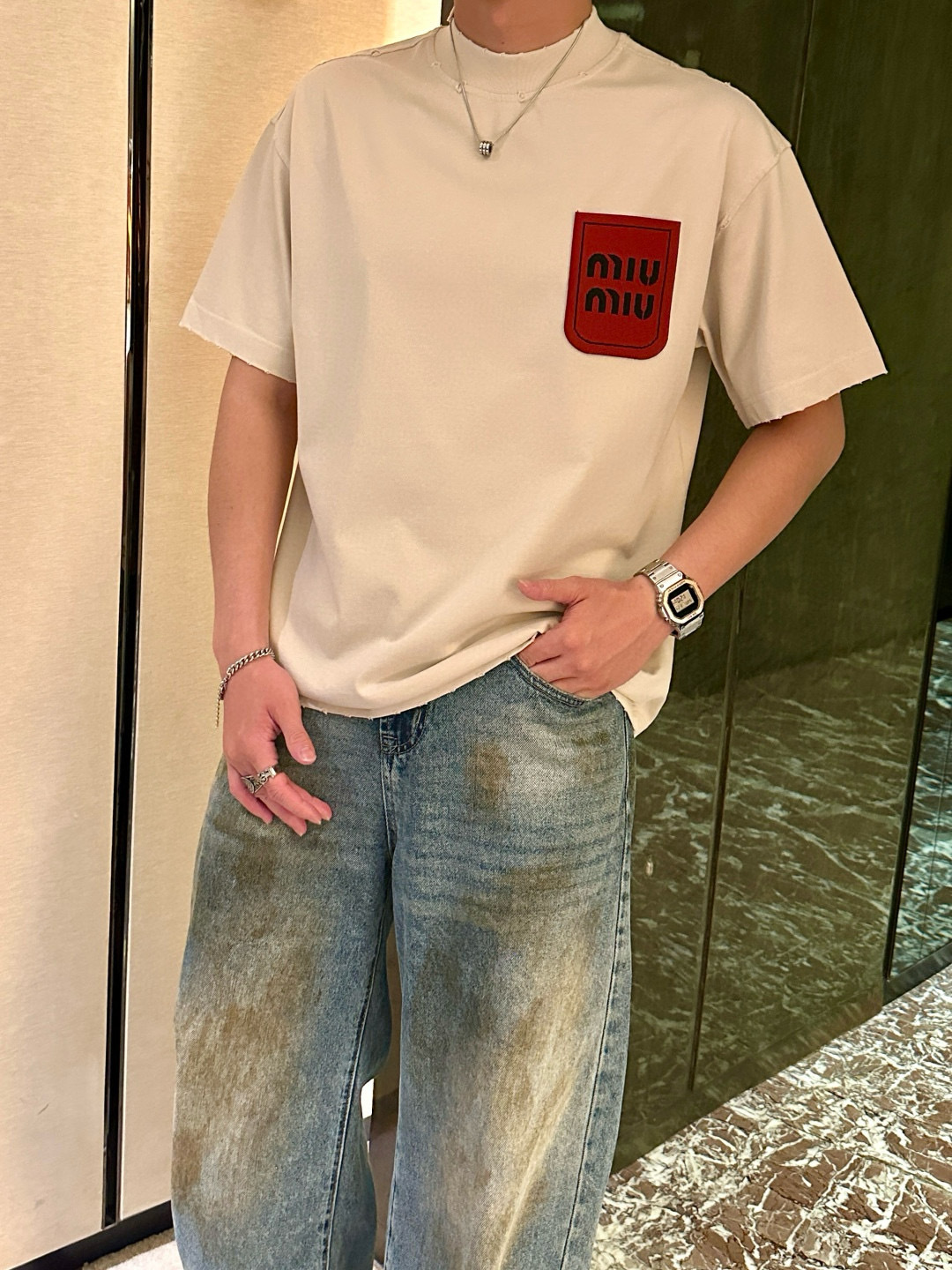 NO:478503,miumiu 2025 spring and summer style/official website synchronization The fabric is made of heavy pure cotton combed cotton fabric, OS loose style, and the upper body style is super positive!  Everyday versatile, a must-have item for wardrobe!  Size S-3XL (Large-size) Size/part S M L XL 2XL 3XL Shoulder width 52 54 56 57 59 60 Clothes length 70 72.75.78.82.85. Bust 54 56.58.60.62.64. Sleeve length 24 26 27 28 29 30,,miumiu,alexander wang19860909miumiu 2025春夏款/官网同步 面料采用重磅纯棉精梳棉面料,OS宽松版型,上身版型超正！日常百搭,衣橱必备单品！ 尺码 S-3XL（版型偏大） 码数/部位S M L XL 2XL 3XL 肩宽 52 54 56 57 59 60 衣长70 72.75.78.82.85. 胸围 54 56.58.60.62.64. 袖长24 26 27 28 29 30,,miumiu,alexander wang,Men's clothing