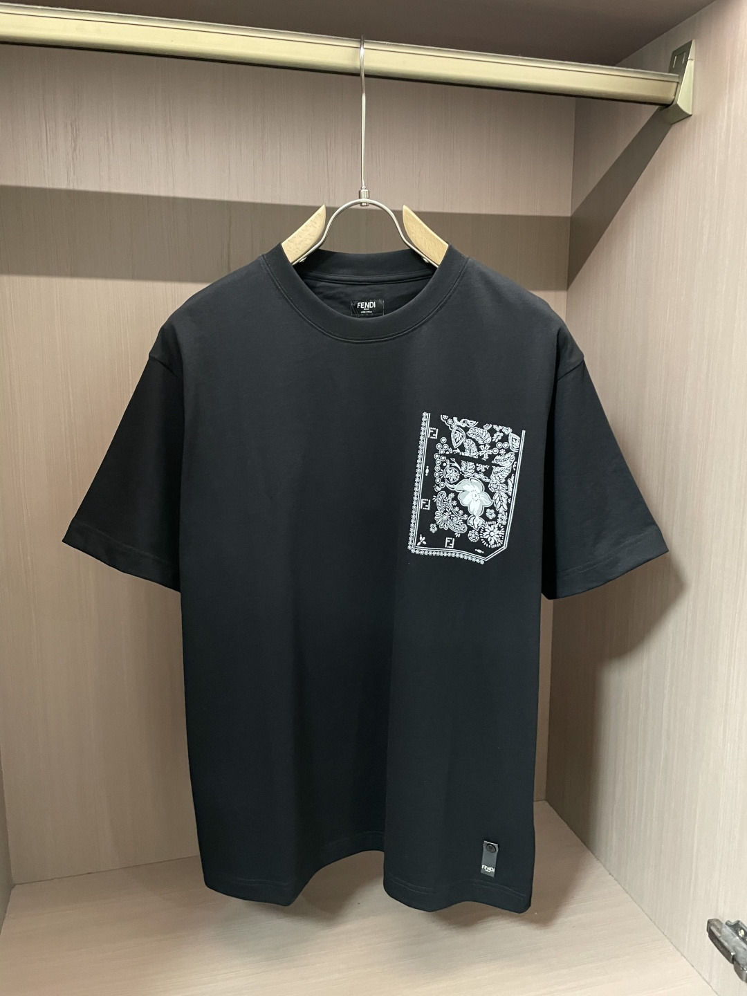 NO:483118,FD 2025 spring and summer new style first-time counter latest short-sleeved round-neck T-shirt, high-end customization, avant-garde and fashionable design!  Brand logo emphasizes craftsmanship design, high-end customized fabric, soft feel, comfortable to wear, exquisite counter-level car lines, fine workmanship, and invincible and handsome upper body effect!  A must-have item for handsome men!  S-XL, T-shirt,tees,t-shirt,alexander wang19860909FD 2025春夏新款首发专柜最新款短袖圆领T恤 高端订制 设计前卫时尚！品牌logo重工艺设计 高端定制面料.手感柔软.穿着舒适.专柜级别精致车线.做工精细.上身效果无敌帅气！型男必备单品！ 码数S-XL,,T-shirt,tees，t-shirt,alexander wang,Men's clothing