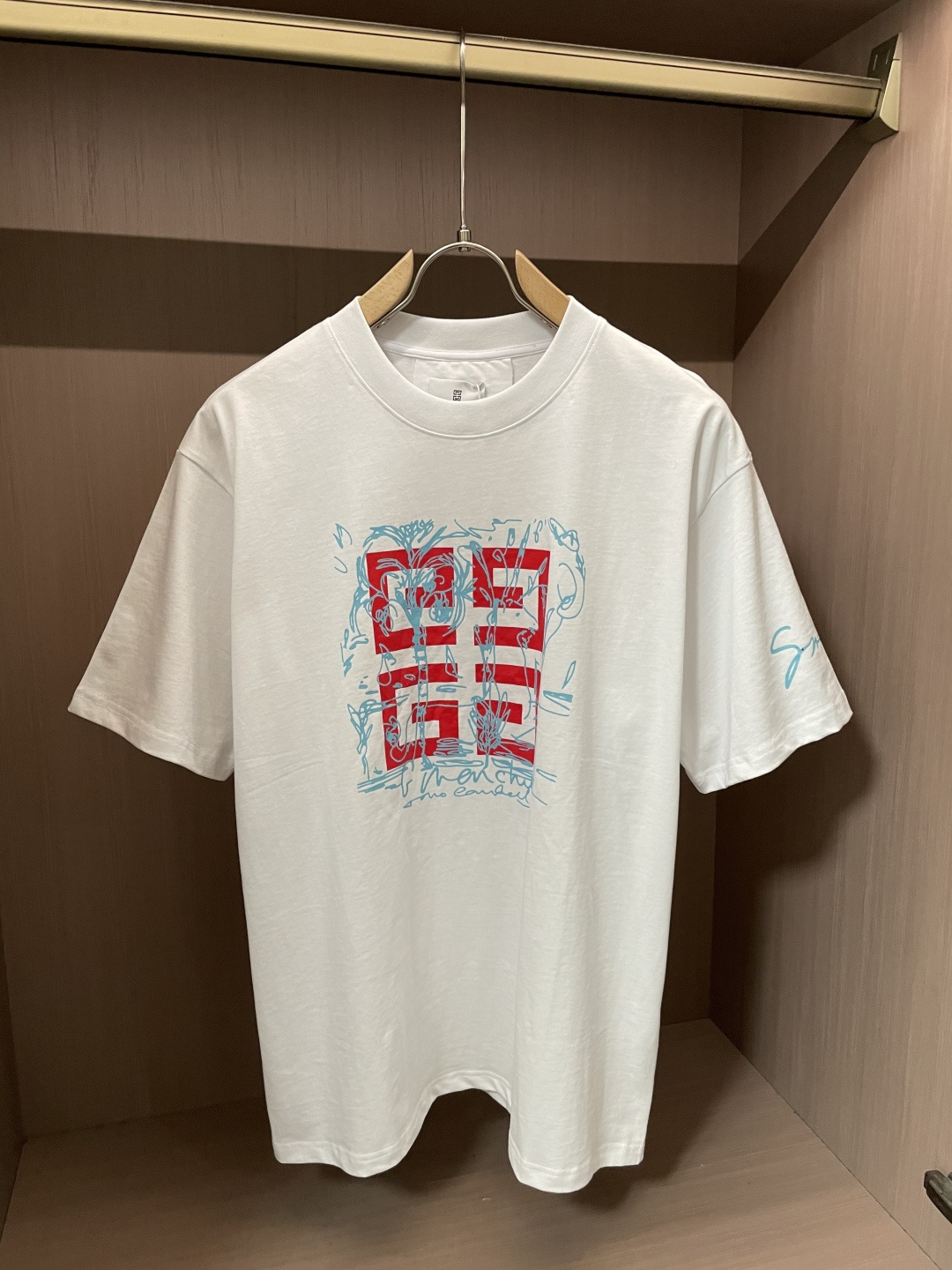 NO:483126,Givenchy's new spring and summer new style in the first counter, the latest short-sleeved round-neck T-shirt, high-end customization, avant-garde and fashionable design!  Brand logo emphasizes craftsmanship design, high-end customized fabric, soft feel, comfortable to wear, exquisite counter-level car lines, fine workmanship, and invincible and handsome upper body effect!  A must-have item for handsome men!  S-XL, given, T-shirt,tees,t-shirt,alexander wang19860909纪梵希 2025春夏新款首发专柜最新款短袖圆领T恤 高端订制 设计前卫时尚！品牌logo重工艺设计 高端定制面料.手感柔软.穿着舒适.专柜级别精致车线.做工精细.上身效果无敌帅气！型男必备单品！ 码数S-XL,,givenchy,T-shirt,tees，t-shirt,alexander wang,Men's clothing