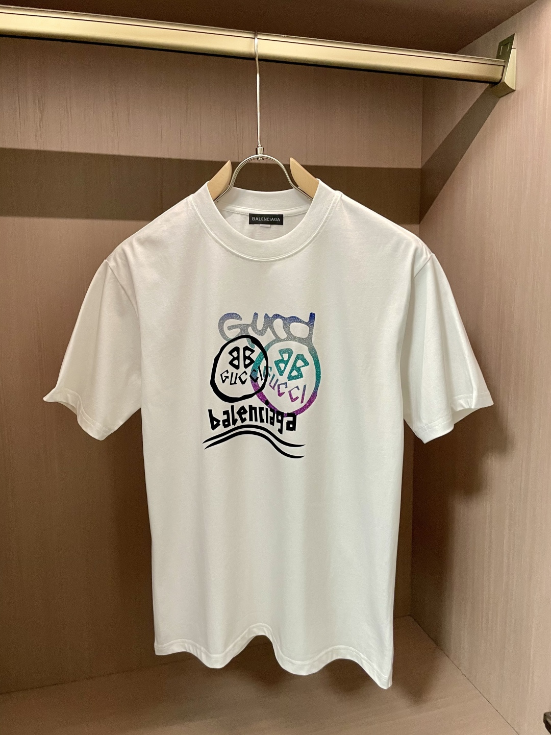 NO:483136,Balenciaga 2025 spring and summer new product, classic and versatile round neck short-sleeved T-shirt, a must-have item every year!  Simple and generous design, clean and neat tailoring, made of combed cotton fabric, soft and delicate, men's wardrobe is indispensable, and can be matched with various clothing anytime and anywhere to meet your daily life needs. The fabrics we choose are all used by first-tier brands, skin-friendly and smooth, and the clothes design is also very simple and elegant!  Comfort and breathability are perfect!  The fabric attributes are excellent!  Full of high-end feeling!  Size M-4XL, balenciaga, T-shirt,tees, t-shirt,alexander wang19860909巴黎世家 2025春夏新品 经典百搭款 圆领短袖T恤 每年必出的单品！简单大方设计 干净利落剪裁 采用精梳棉面料 柔软细腻 男人的衣柜都少不了基础 随时随地都可以拿来搭配各种服饰,满足您日常生活需求 .我们所选择的面料都是一线品牌所使用的 ,亲肤挺滑手感,衣服设计也是非常的简洁大方！舒适性与透气性完美兼备！面料属性皆为上乘！高级感十足！ 尺码M-4XL,,balenciaga,T-shirt,tees，t-shirt,alexander wang,Men's clothing