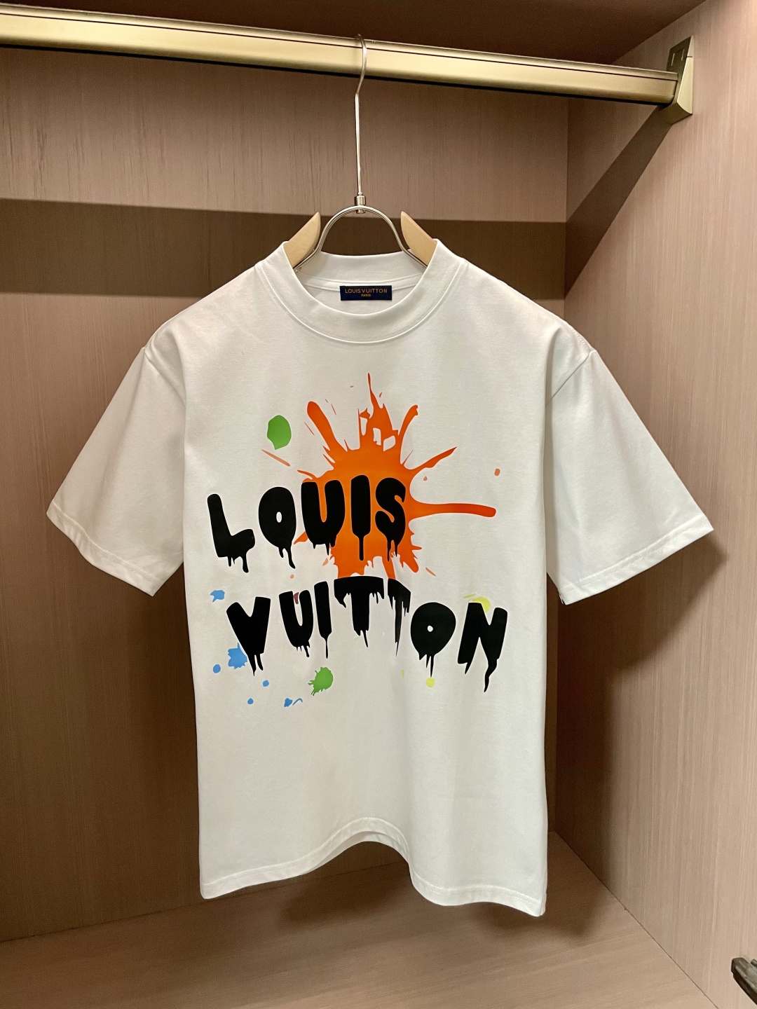 NO:483163,Lv 2025 spring and summer new product, classic and versatile style, round neck short-sleeved T-shirt, a must-have item every year!  Simple and generous design, clean and neat tailoring, combed cotton fabric, soft and delicate, men's wardrobe is indispensable, and can be matched with various clothing anytime and anywhere to meet your daily life needs. The fabrics we choose are all used by first-tier brands, skin-friendly and smooth, and the clothes design is also very simple and elegant!  Comfort and breathability are perfect!  The fabric attributes are excellent!  Full of high-end feeling!  Size M-4XL, louis vuitton, T-shirt,tees, t-shirt,alexander wang19860909Lv 2025春夏新品 经典百搭款 圆领短袖T恤 每年必出的单品！简单大方设计 干净利落剪裁 采用精梳棉面料 柔软细腻 男人的衣柜都少不了基础 随时随地都可以拿来搭配各种服饰,满足您日常生活需求 .我们所选择的面料都是一线品牌所使用的 ,亲肤挺滑手感,衣服设计也是非常的简洁大方！舒适性与透气性完美兼备！面料属性皆为上乘！高级感十足！ 尺码M-4XL,,louis vuitton,T-shirt,tees，t-shirt,alexander wang,Men's clothing