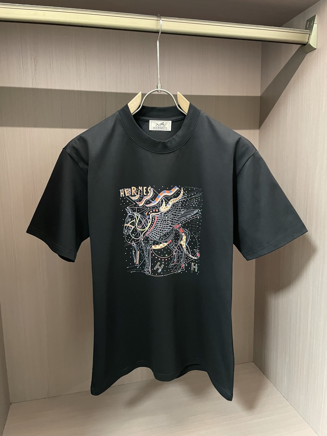 NO:483089,H 2025 spring and summer new product, classic and versatile style, round neck short-sleeved T-shirt, a must-have item every year!  Simple and generous design, clean and neat tailoring, made of combed cotton fabric, soft and delicate, men's wardrobe is indispensable, and can be matched with various clothing anytime and anywhere to meet your daily life needs. The fabrics we choose are all used by first-tier brands, skin-friendly and smooth, and the clothes design is also very simple and elegant!  Comfort and breathability are perfect!  The fabric attributes are excellent!  Full of high-end feeling!  Size M-4XL, T-shirt,tees,t-shirt,alexander wang19860909H 2025春夏新品 经典百搭款 圆领短袖T恤 每年必出的单品！简单大方设计 干净利落剪裁 采用精梳棉面料 柔软细腻 男人的衣柜都少不了基础 随时随地都可以拿来搭配各种服饰,满足您日常生活需求 .我们所选择的面料都是一线品牌所使用的 ,亲肤挺滑手感,衣服设计也是非常的简洁大方！舒适性与透气性完美兼备！面料属性皆为上乘！高级感十足！ 尺码M-4XL,,T-shirt,tees，t-shirt,alexander wang,Men's clothing