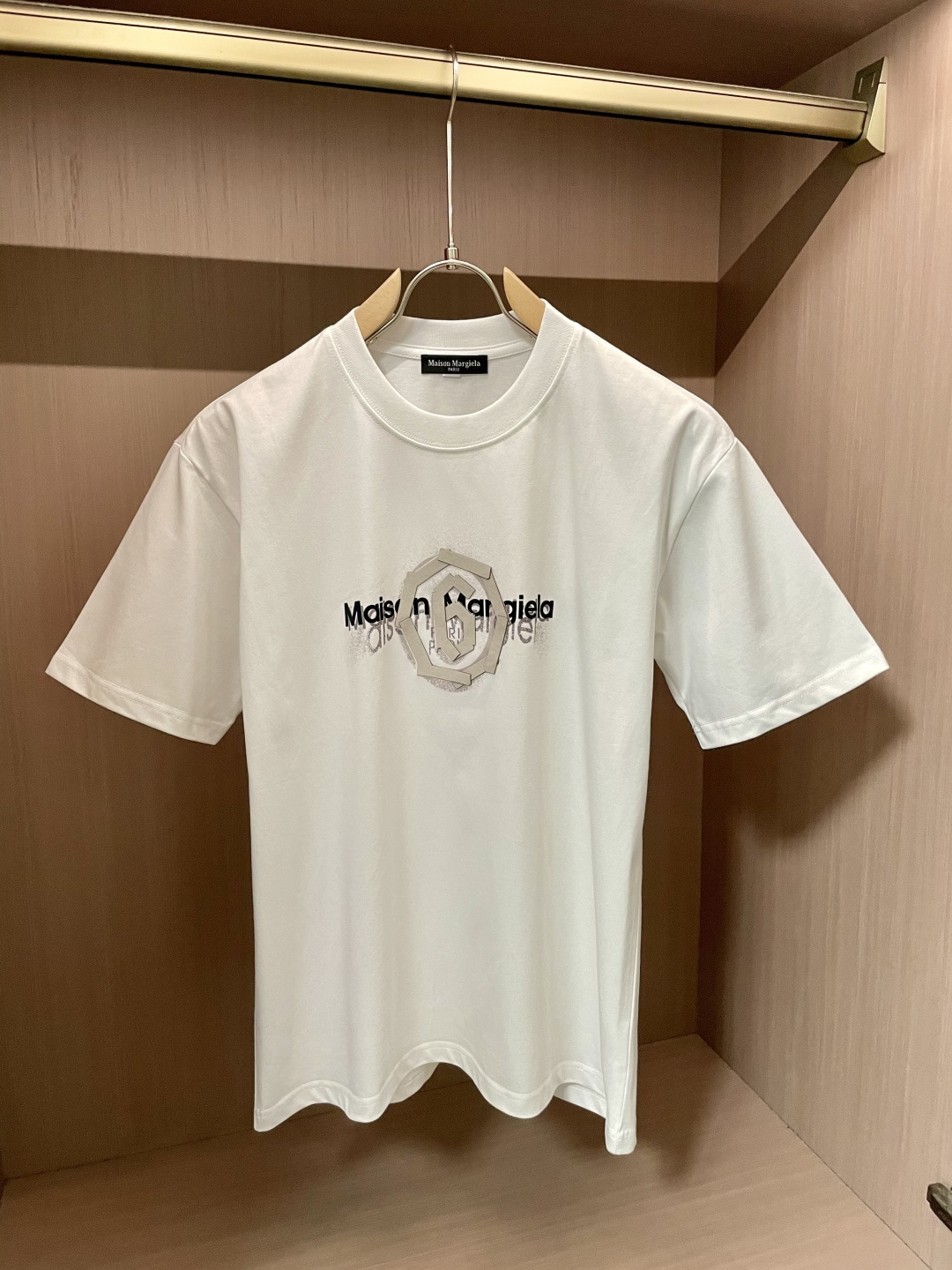 NO:483095,Majila 2025 spring and summer new product, classic and versatile style, round neck short-sleeved T-shirt, a must-have item every year!  Simple and generous design, clean and neat tailoring, made of combed cotton fabric, soft and delicate, men's wardrobe is indispensable, and can be matched with various clothing anytime and anywhere to meet your daily life needs. The fabrics we choose are all used by first-tier brands, skin-friendly and smooth, and the clothes design is also very simple and elegant!  Comfort and breathability are perfect!  The fabric attributes are excellent!  Full of high-end feeling!  Size M-4XL, Masion Margiela, T-shirt,tees, t-shirt,alexander wang19860909马吉拉 2025春夏新品 经典百搭款 圆领短袖T恤 每年必出的单品！简单大方设计 干净利落剪裁 采用精梳棉面料 柔软细腻 男人的衣柜都少不了基础 随时随地都可以拿来搭配各种服饰,满足您日常生活需求 .我们所选择的面料都是一线品牌所使用的 ,亲肤挺滑手感,衣服设计也是非常的简洁大方！舒适性与透气性完美兼备！面料属性皆为上乘！高级感十足！ 尺码M-4XL,,masion margiela,T-shirt,tees，t-shirt,alexander wang,Men's clothing